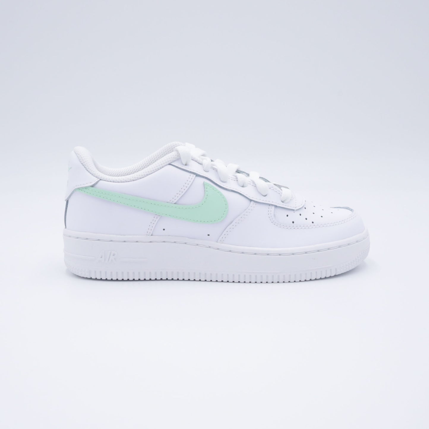 air force 1 menthe pastel, nike air force 1 custom mint green, af1 pastel custom, custom air force vert doux, sneakers pastel été, air force mint swoosh, nike af1 custom légère, swoosh pastel air force, custom mint green nike, air force 1 vert menthe