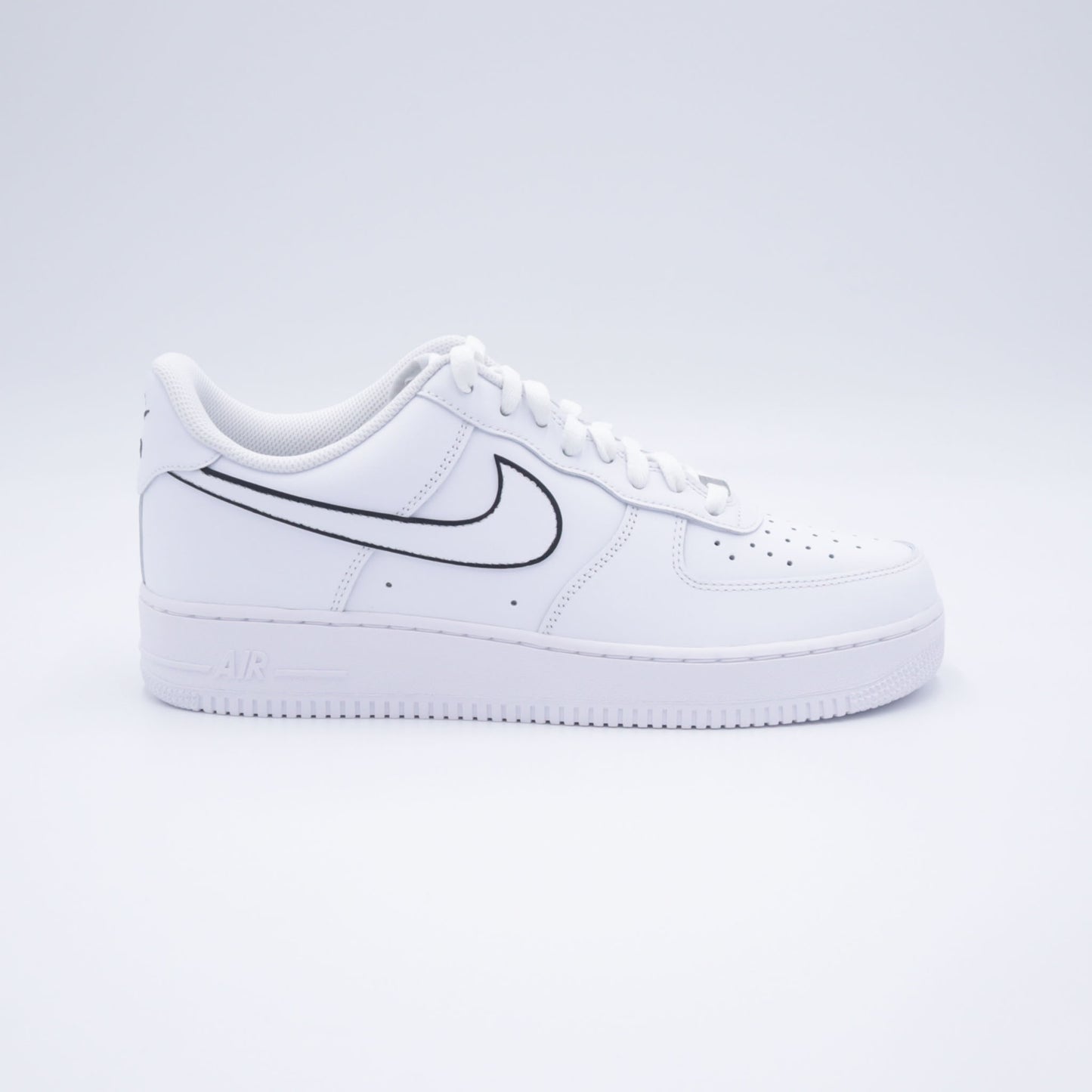 air force 1 swoosh noir, nike air force 1 custom black swoosh, af1 custom noir blanc, sneakers contraste noir blanc, nike af1 streetwear minimal, air force custom noir intense, custom sobre et chic, sneakers af1 noir et blanc, air force 1 silhouette noire, custom minimal noir