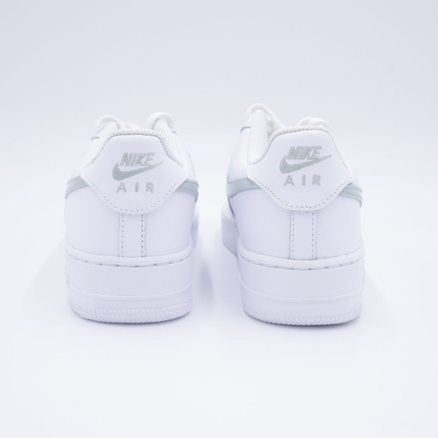 air force 1 custom vert sauge, nike sage green swoosh, air force 1 pastel green, custom sneaker minimaliste, sneakers blanc et vert pâle, nike af1 custom green, chaussure blanche vert sage, sneakers femme pastel vert, air force minimal clean look, vert sauge af1 artisanale