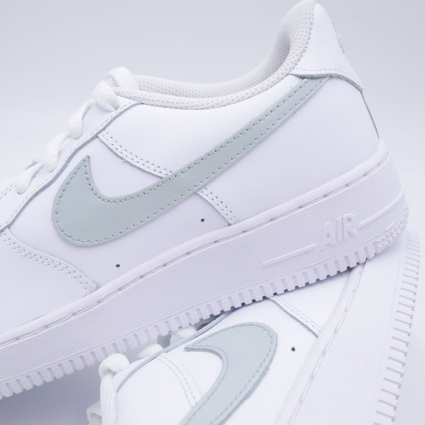 air force 1 custom vert sauge, nike sage green swoosh, air force 1 pastel green, custom sneaker minimaliste, sneakers blanc et vert pâle, nike af1 custom green, chaussure blanche vert sage, sneakers femme pastel vert, air force minimal clean look, vert sauge af1 artisanale