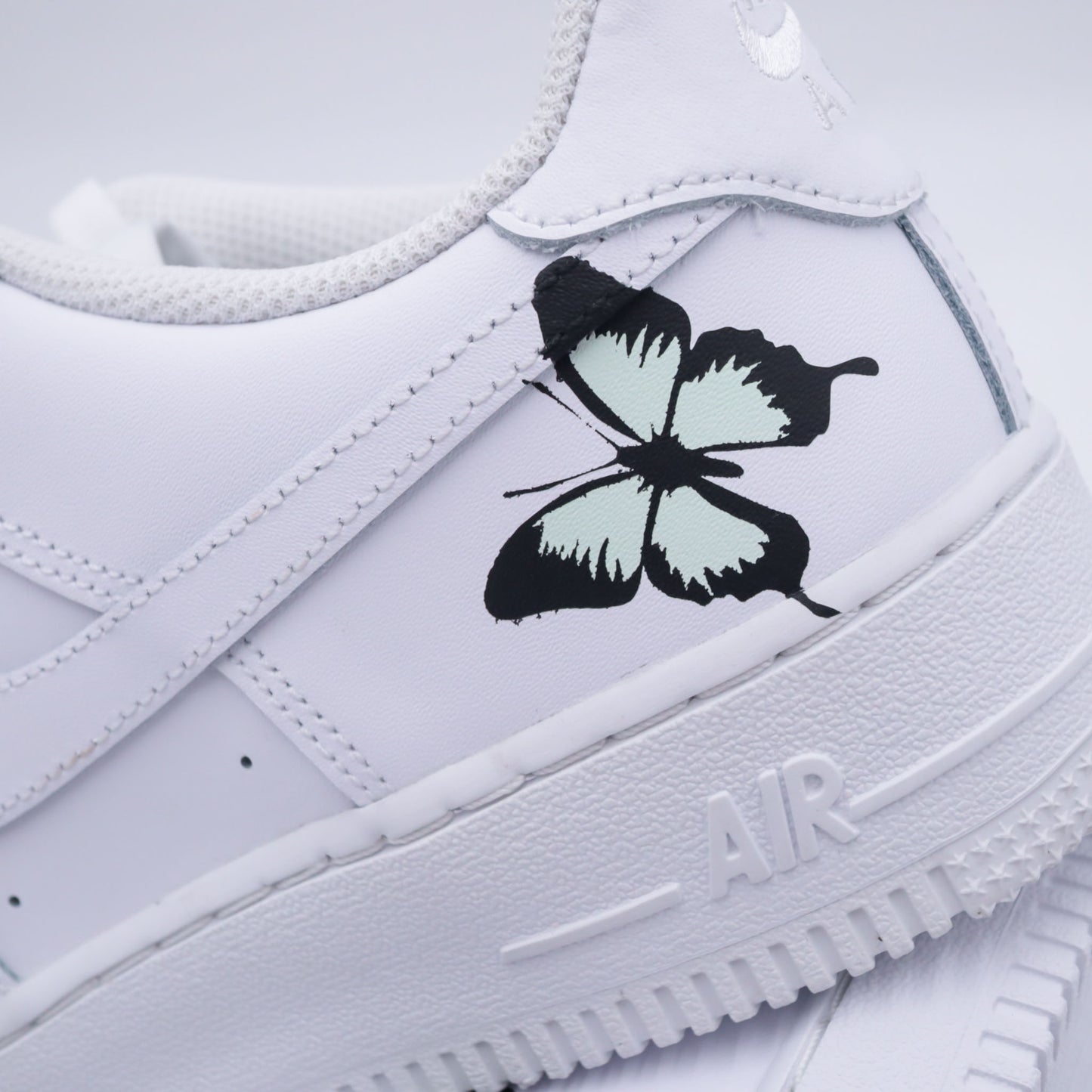 air force 1 custom papillon, nike af1 butterfly pastel, sneaker papillon verte, custom nike nature, chaussures peintes à la main, af1 aesthetic naturelle, sneakers papillon femme, air force 1 green butterfly, basket artistique custom, nike custom printemps