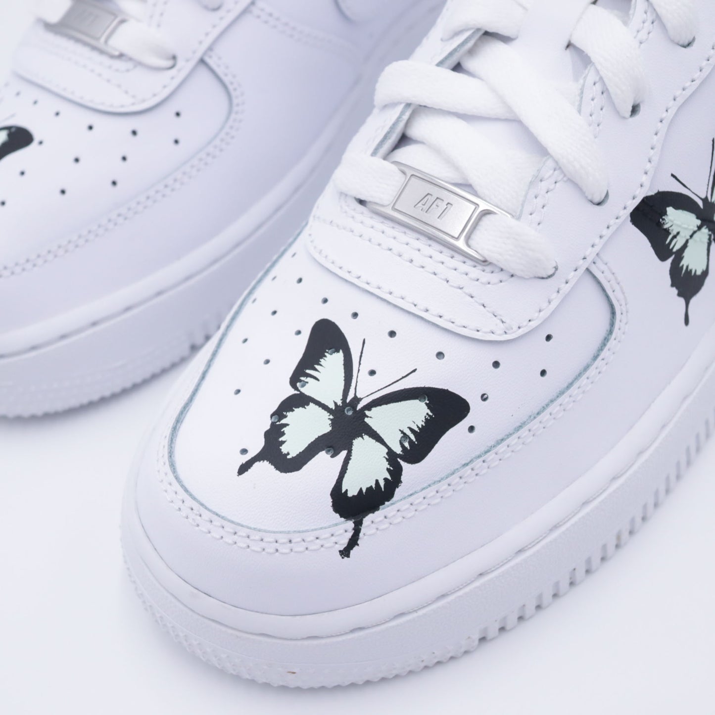 air force 1 custom papillon, nike af1 butterfly pastel, sneaker papillon verte, custom nike nature, chaussures peintes à la main, af1 aesthetic naturelle, sneakers papillon femme, air force 1 green butterfly, basket artistique custom, nike custom printemps