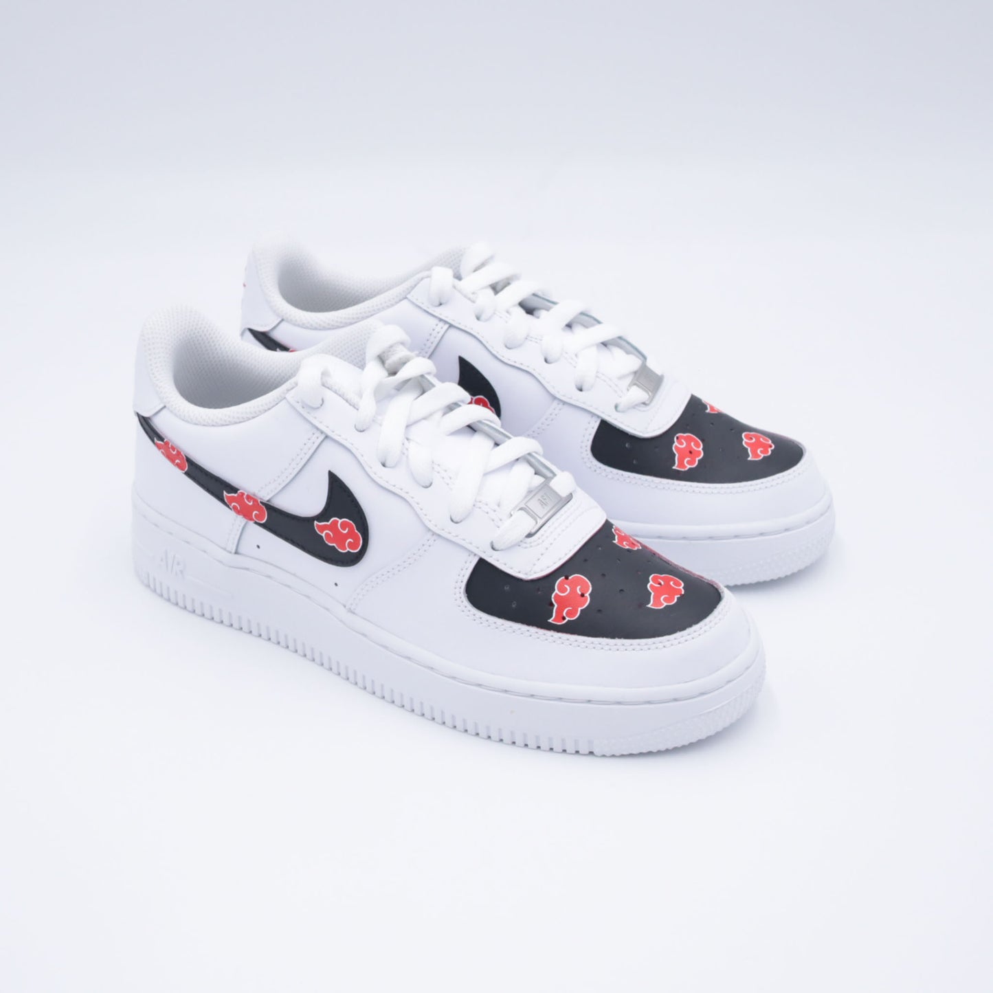 air force 1 custom naruto, nike af1 akatsuki, custom sneaker manga, chaussure nuage rouge naruto, sneakers itachi style, af1 custom anime, custom nike akatsuki cloud, air force 1 manga personnalisée, sneaker fan de naruto, af1 streetwear ninja