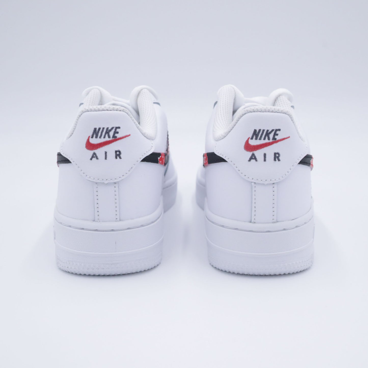 air force 1 custom naruto, nike af1 akatsuki, custom sneaker manga, chaussure nuage rouge naruto, sneakers itachi style, af1 custom anime, custom nike akatsuki cloud, air force 1 manga personnalisée, sneaker fan de naruto, af1 streetwear ninja