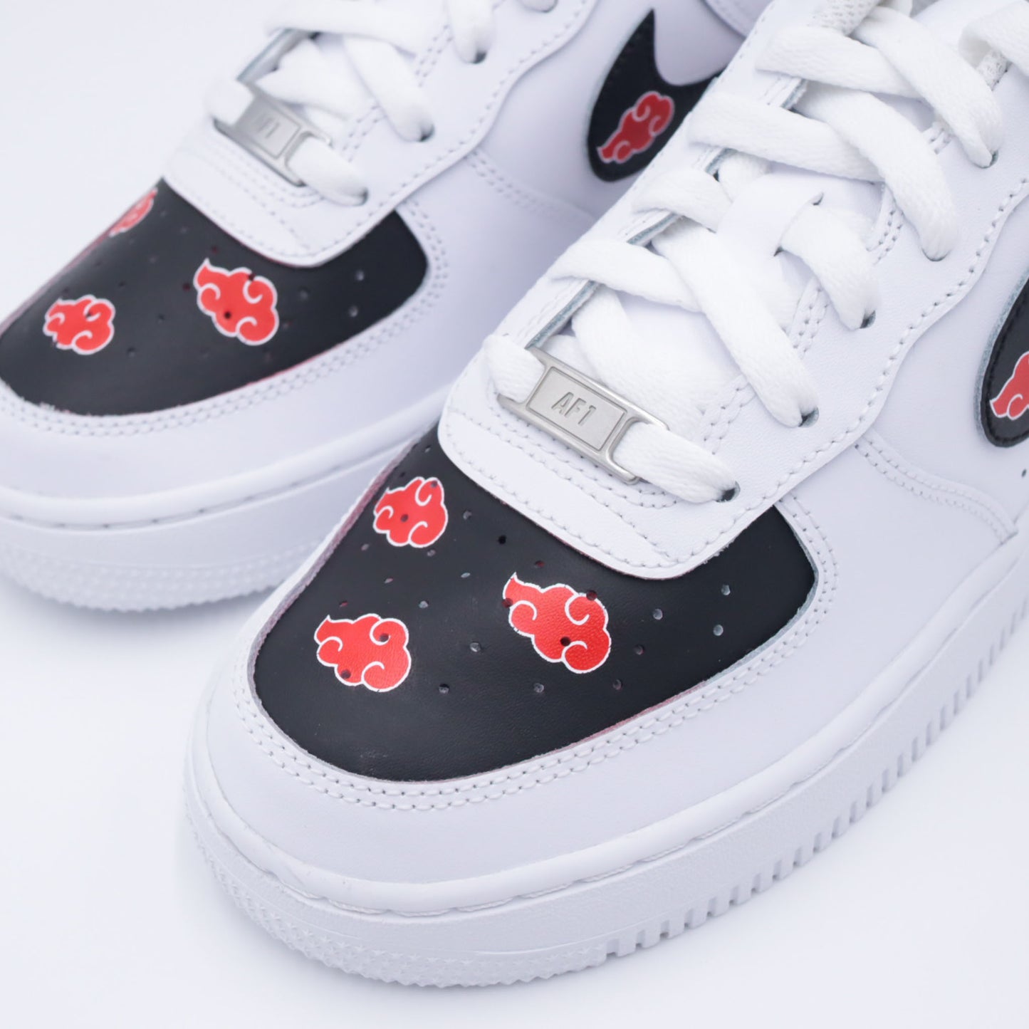air force 1 custom naruto, nike af1 akatsuki, custom sneaker manga, chaussure nuage rouge naruto, sneakers itachi style, af1 custom anime, custom nike akatsuki cloud, air force 1 manga personnalisée, sneaker fan de naruto, af1 streetwear ninja