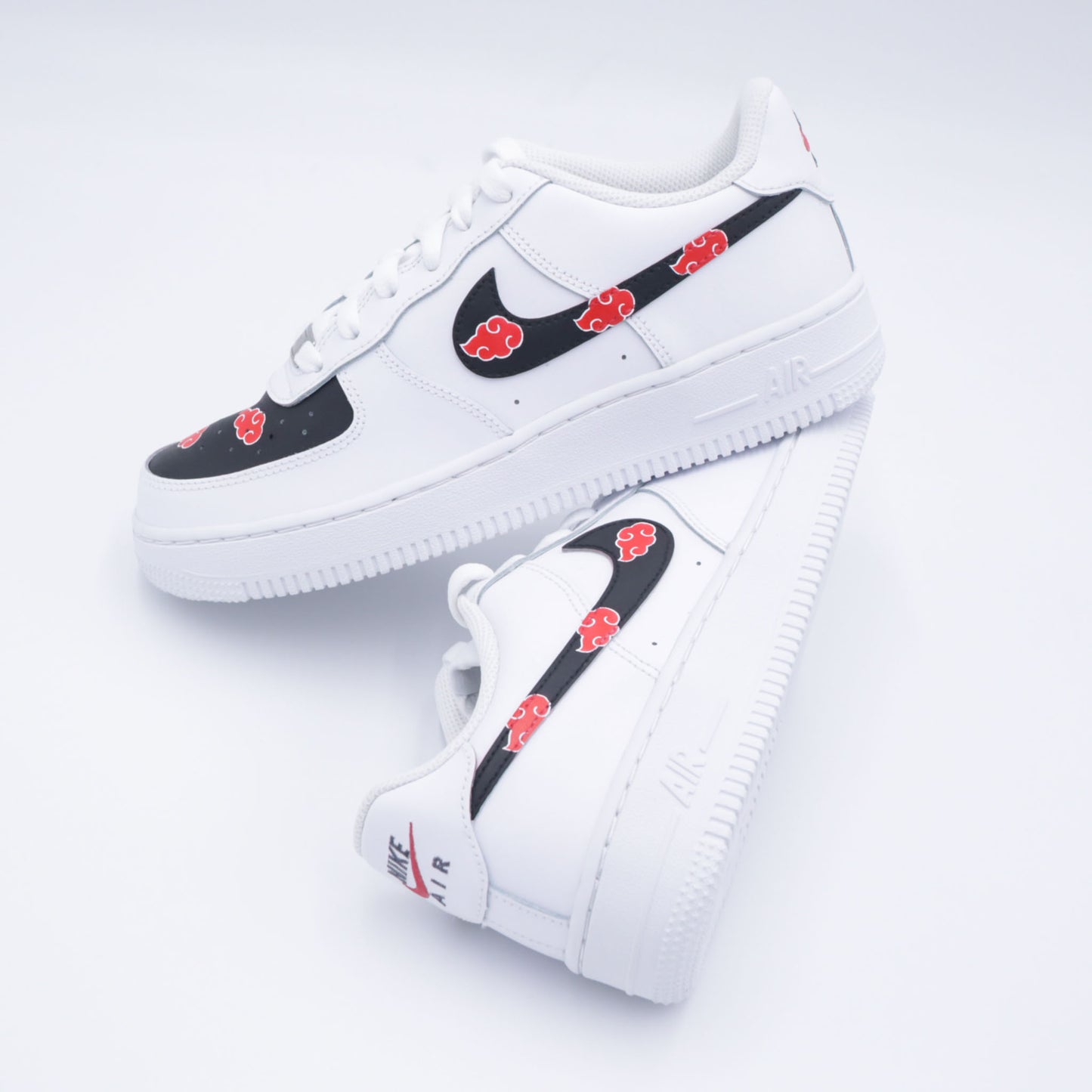 air force 1 custom naruto, nike af1 akatsuki, custom sneaker manga, chaussure nuage rouge naruto, sneakers itachi style, af1 custom anime, custom nike akatsuki cloud, air force 1 manga personnalisée, sneaker fan de naruto, af1 streetwear ninja