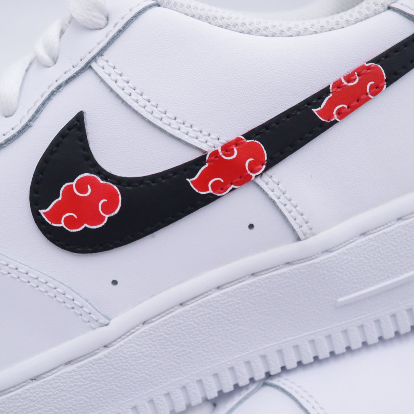 air force 1 custom naruto, nike af1 akatsuki, custom sneaker manga, chaussure nuage rouge naruto, sneakers itachi style, af1 custom anime, custom nike akatsuki cloud, air force 1 manga personnalisée, sneaker fan de naruto, af1 streetwear ninja