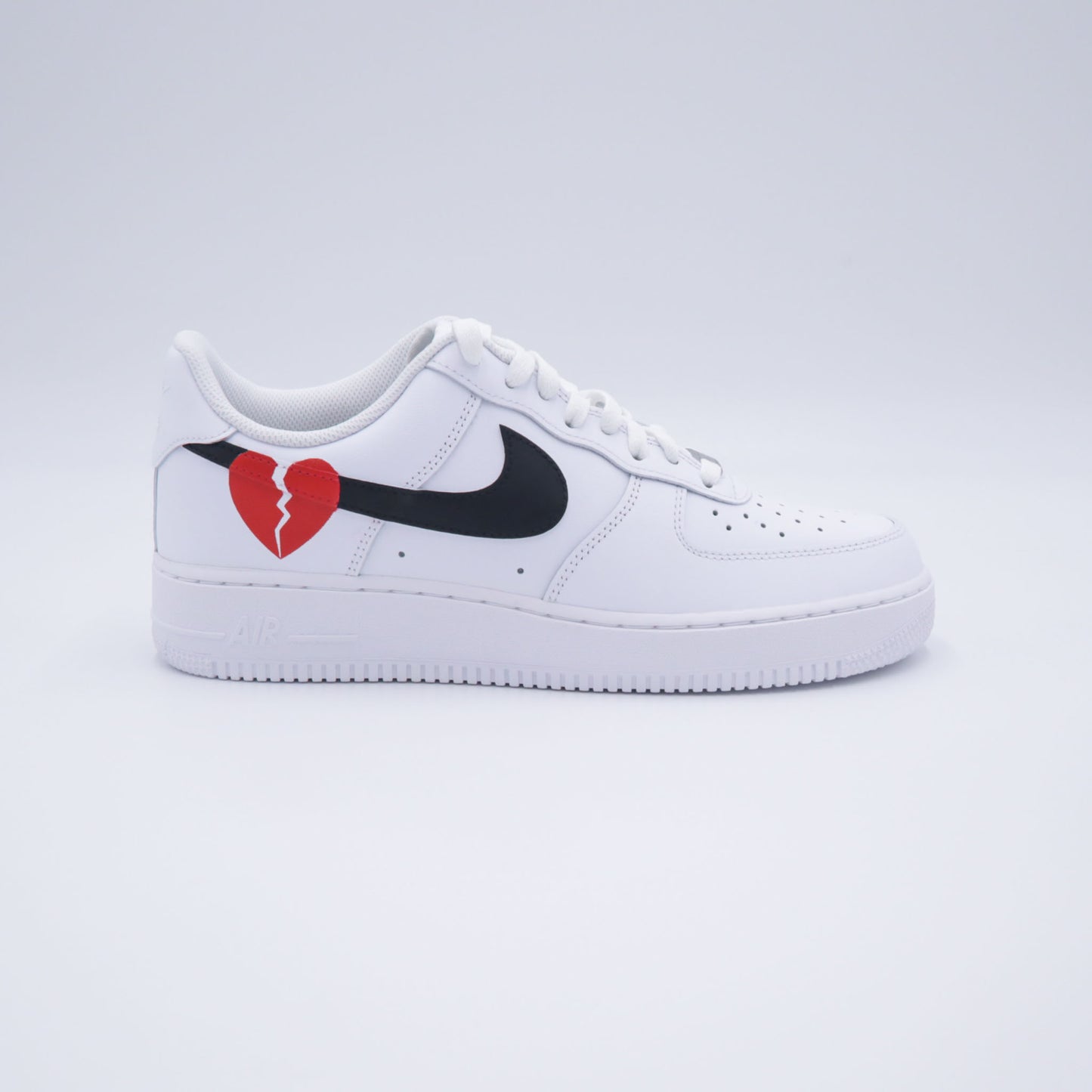 Nike Air Force 1 custom avec cœur rouge brisé et swoosh noir baskets personnalisées pour femme sneakers custom amour nike custom fille