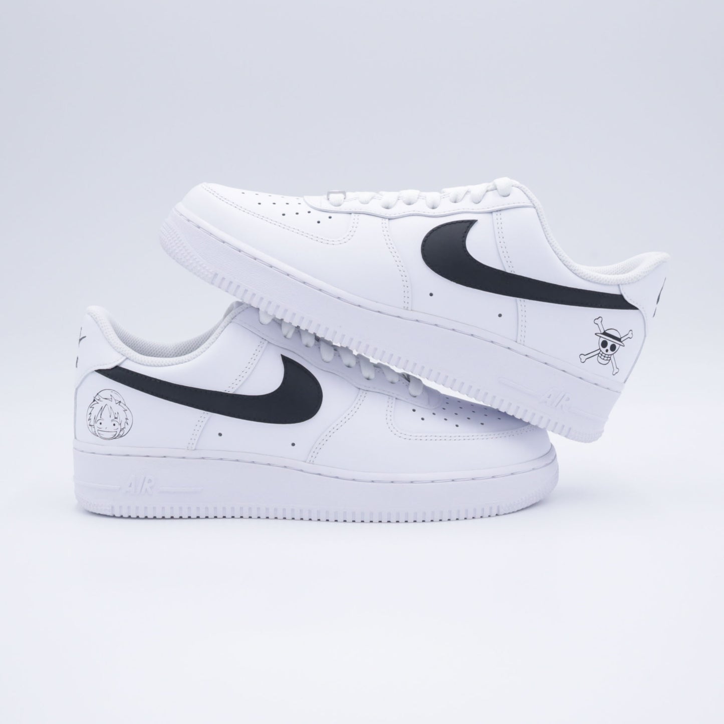Nike Air Force 1 custom avec design One Piece : logo Mugiwara et portrait de Luffy