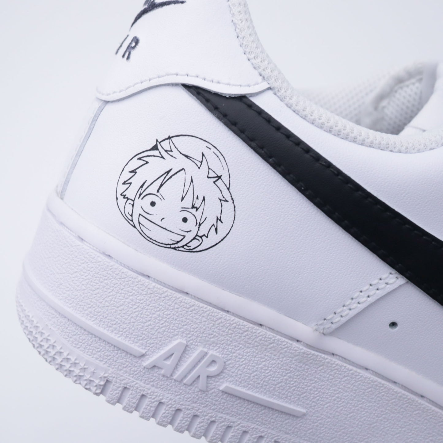 Nike Air Force 1 custom avec design One Piece : logo Mugiwara et portrait de Luffy
