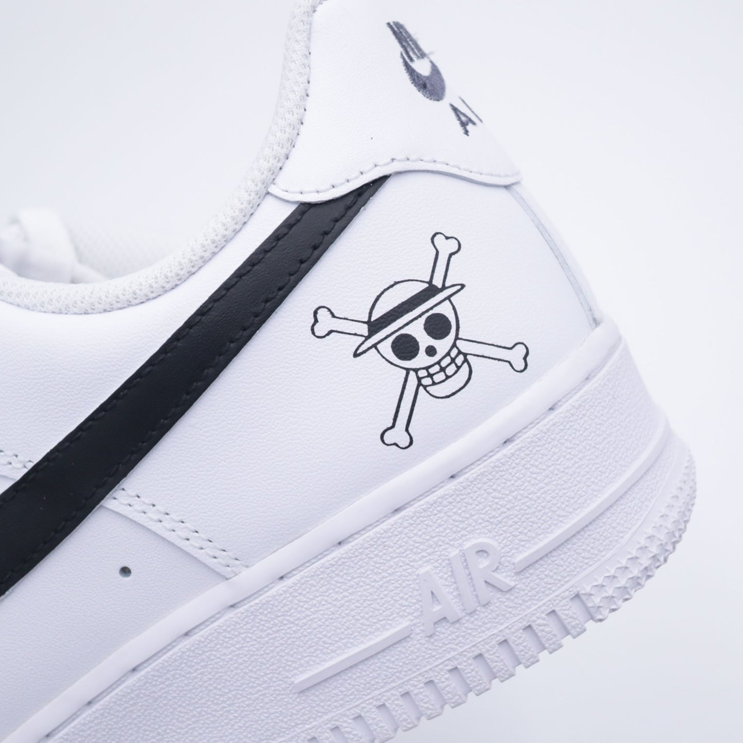 Nike Air Force 1 custom avec design One Piece : logo Mugiwara et portrait de Luffy