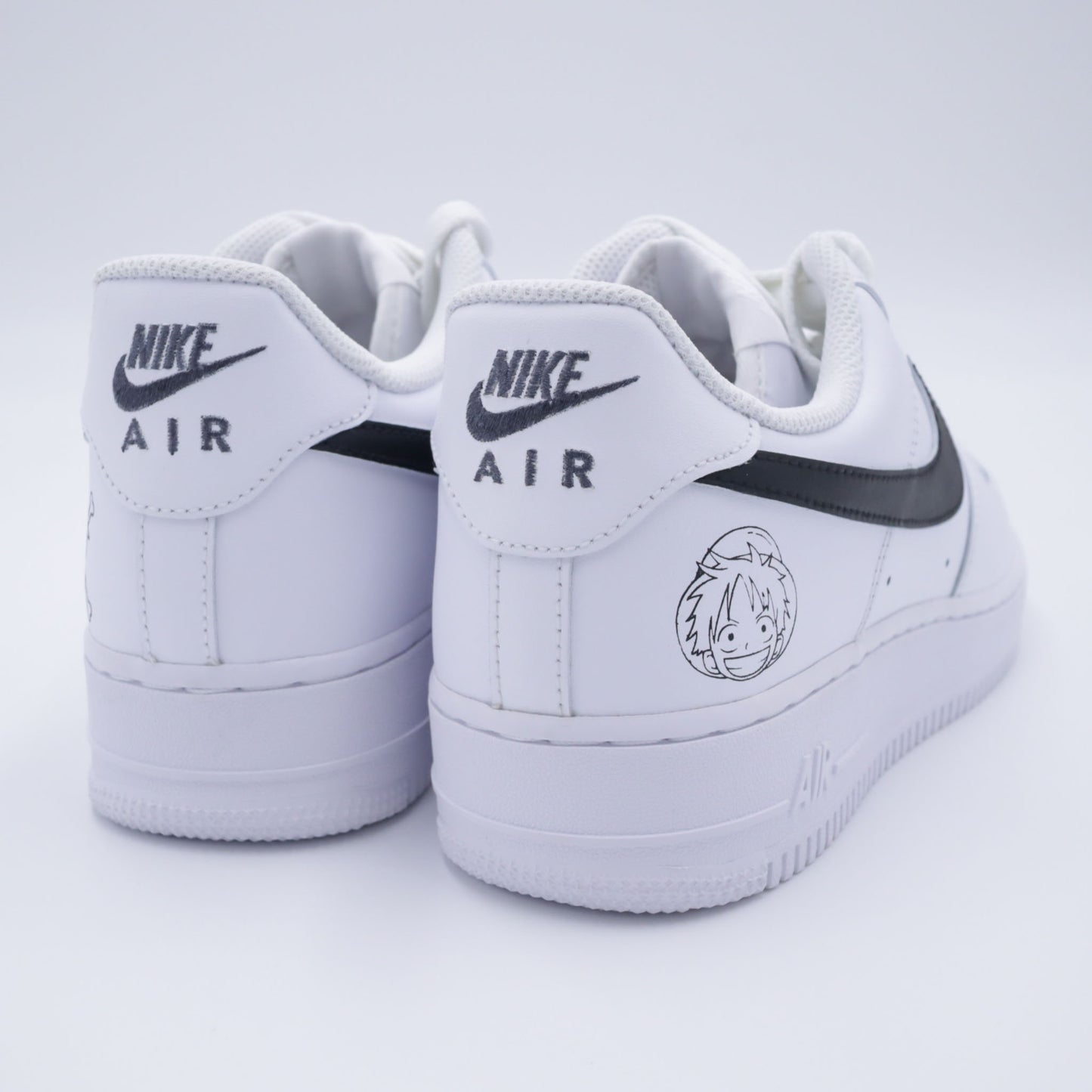 Nike Air Force 1 custom avec design One Piece : logo Mugiwara et portrait de Luffy