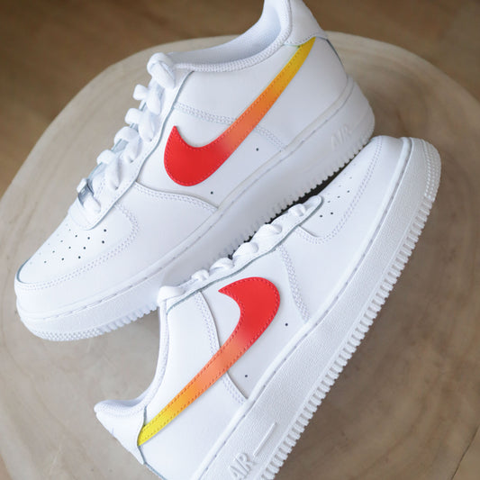 Nike Air Force 1 custom dégradé sunset rouge orange jaune – Swoosh peint à la main