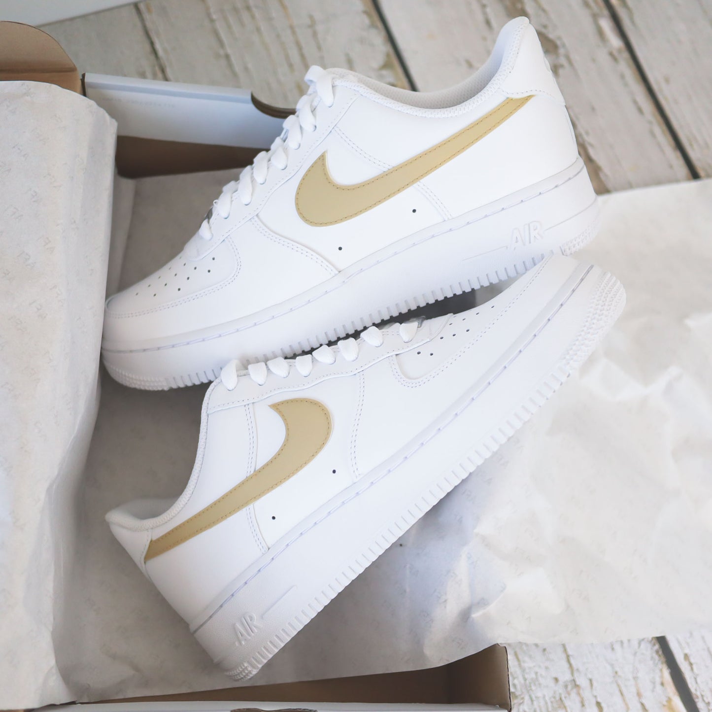 Nike Air Force 1 blanche avec swoosh beige sable peint à la main, nike custom pour femme, air force beige unisexe