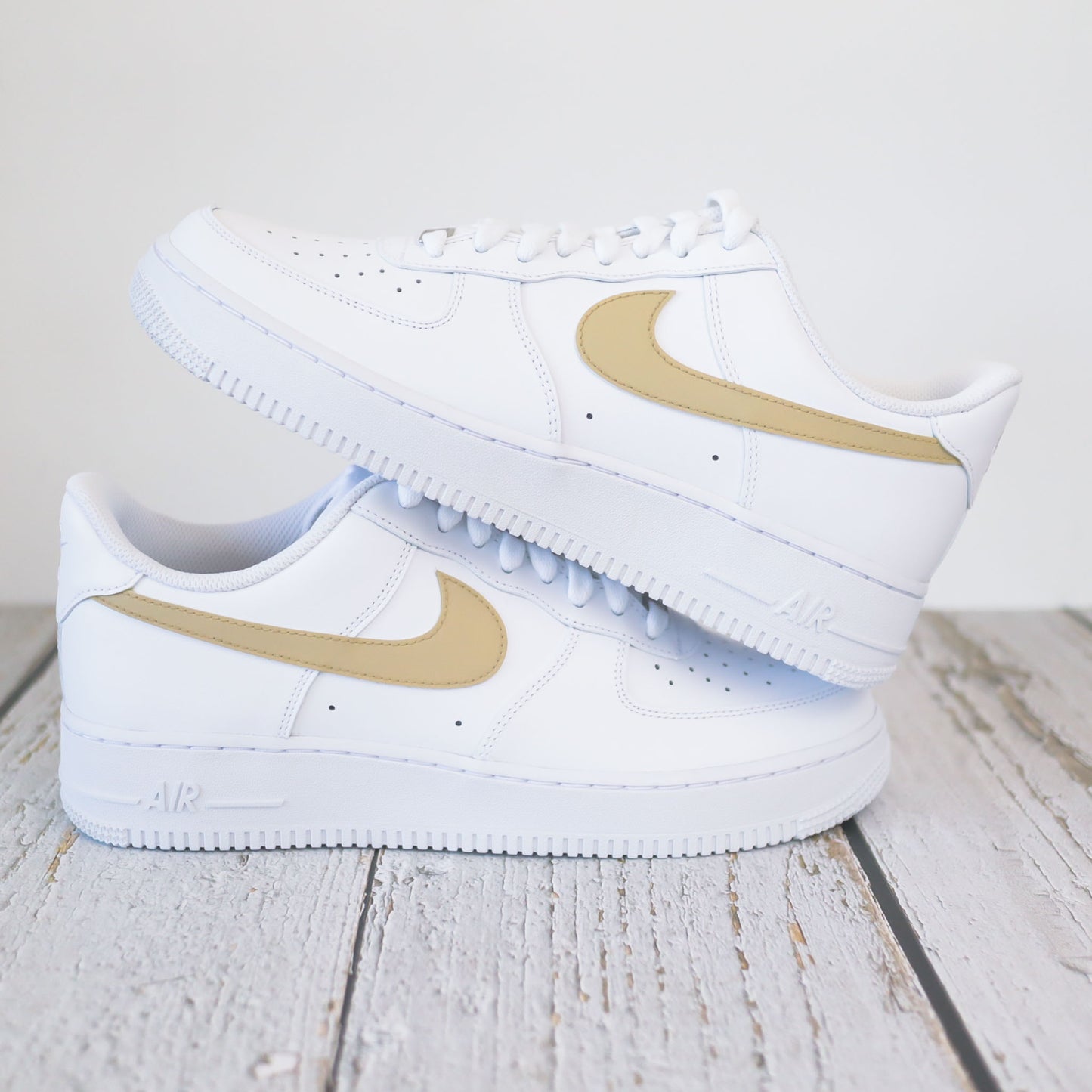 Nike Air Force 1 blanche avec swoosh beige sable peint à la main, nike custom pour femme, air force beige unisexe