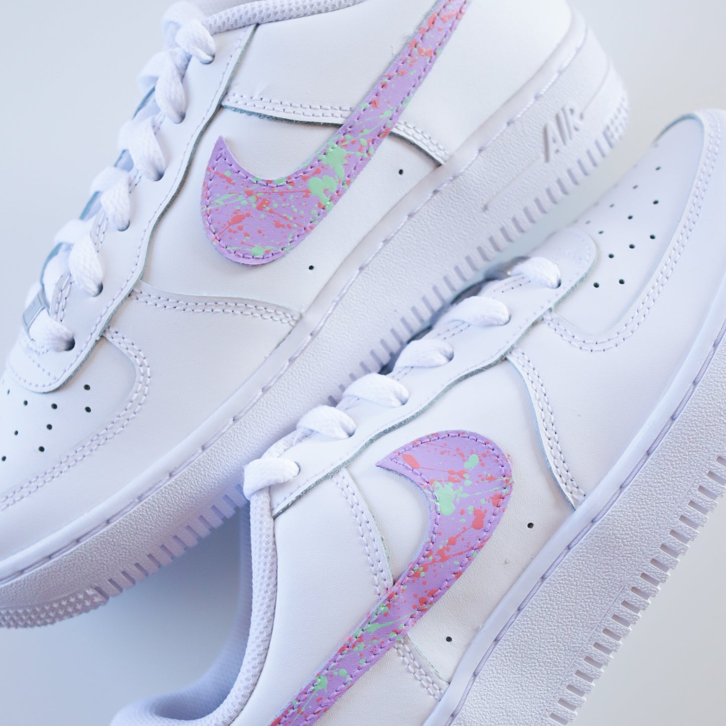 nike air force one splash pastel af1 lila avec tâches de peintures rose et menthe baskets custom pour femme