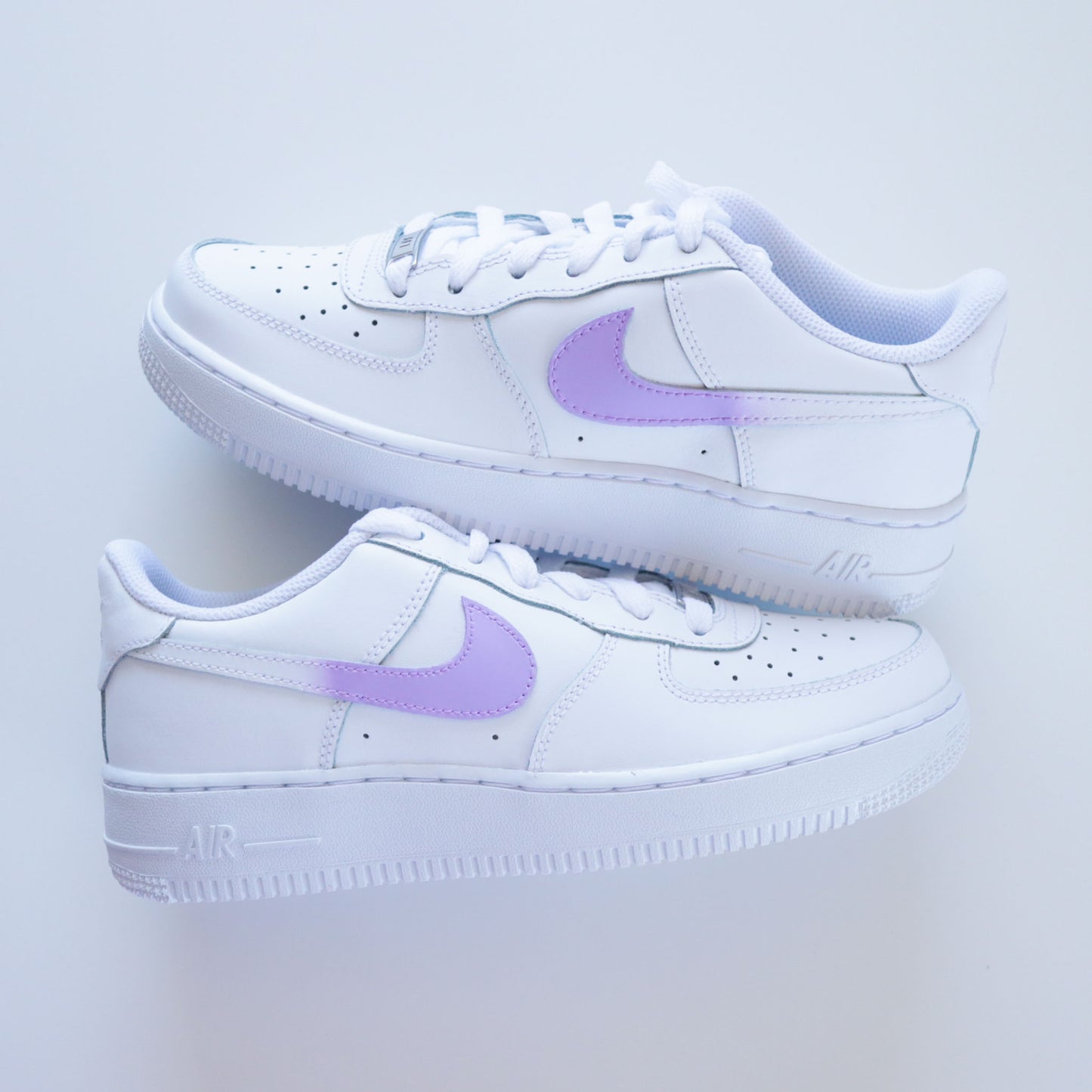 Nike Air Force 1 custom blanche avec swoosh violet lila pastel, sneakers femme personnalisée lavande clair