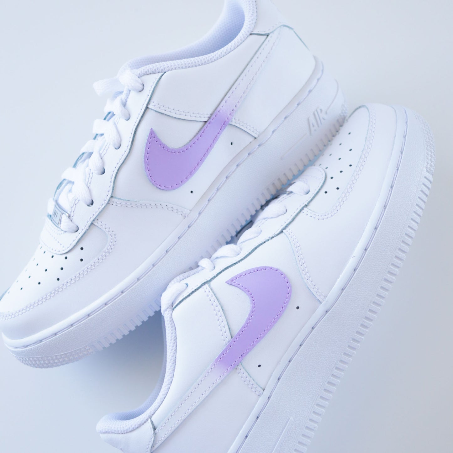 Nike Air Force 1 custom blanche avec swoosh violet lila pastel, sneakers femme personnalisée lavande clair