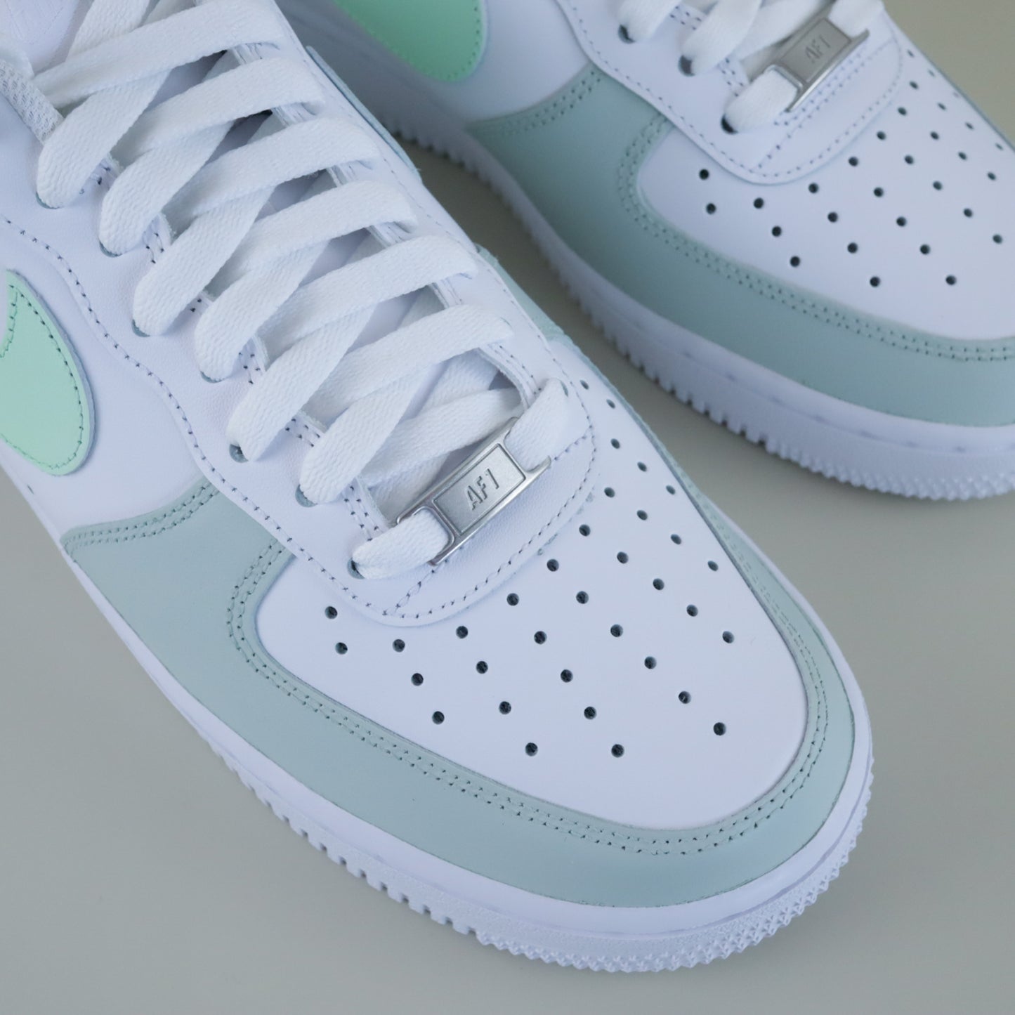 nike air force 1 custom vert pastel sneakers personnalisées pour femme nike vert sauge et vert de gris af1