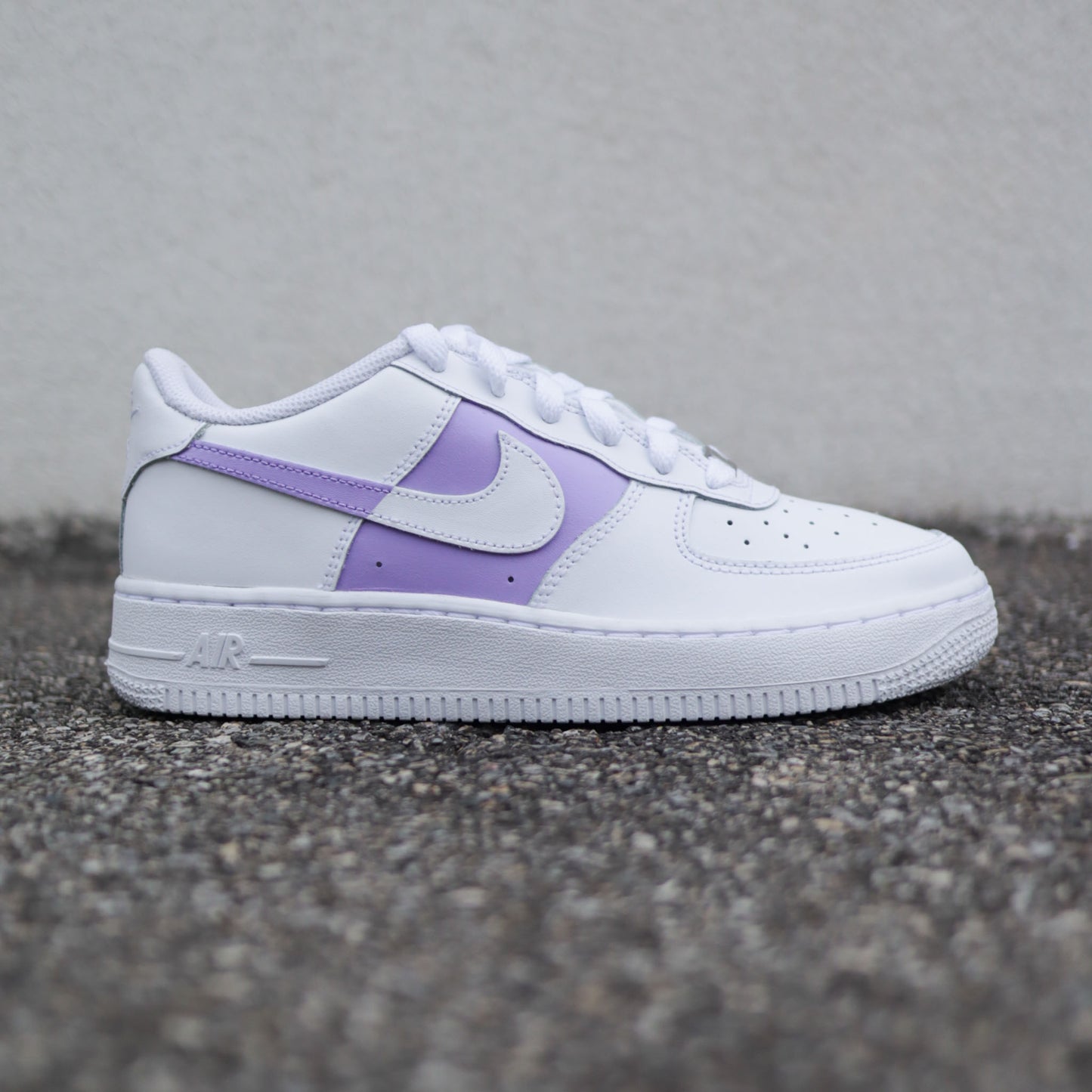 Nike Air Force 1 custom peinte violet pastel sur les côtés extérieurs – modèle femme/enfant