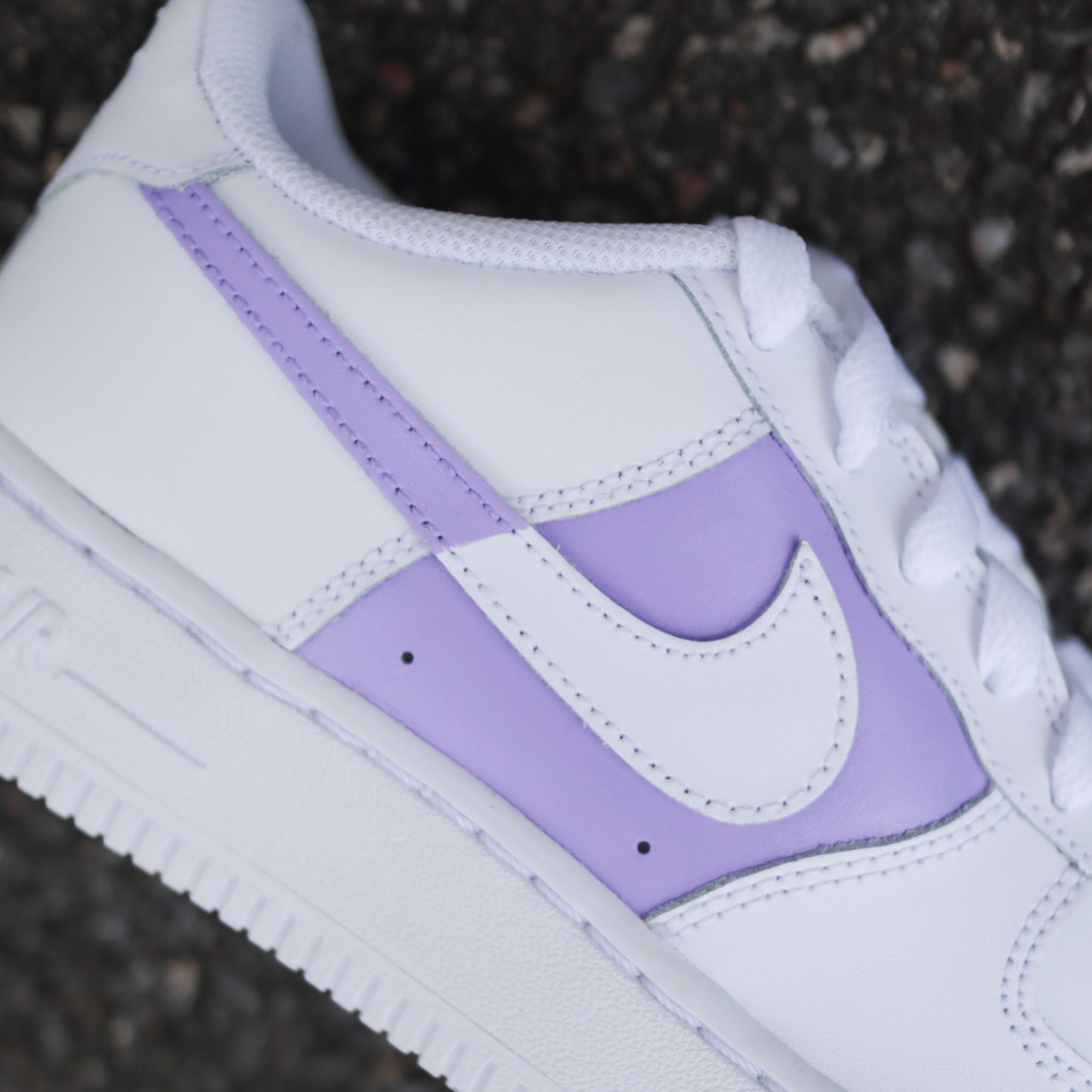 Nike Air Force 1 custom peinte violet pastel sur les côtés extérieurs – modèle femme/enfant