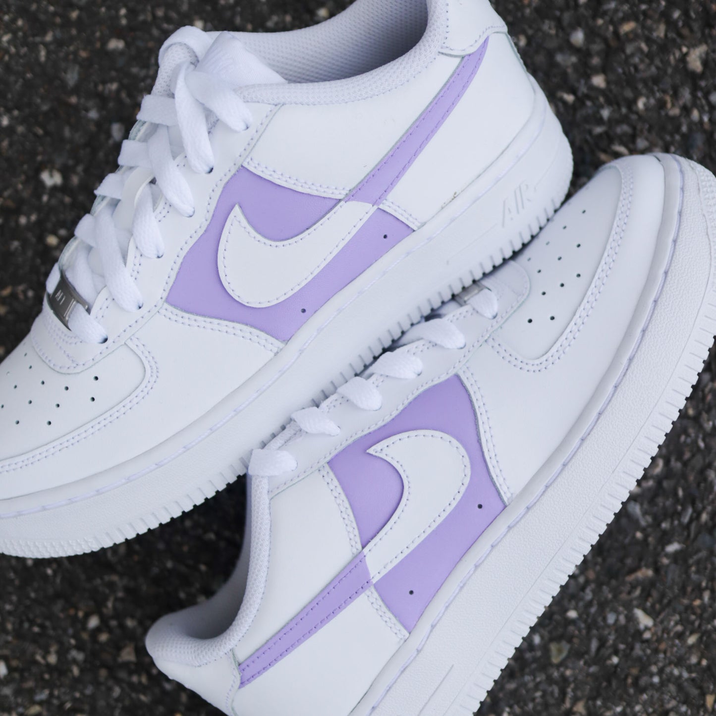 Nike Air Force 1 custom peinte violet pastel sur les côtés extérieurs – modèle femme/enfant