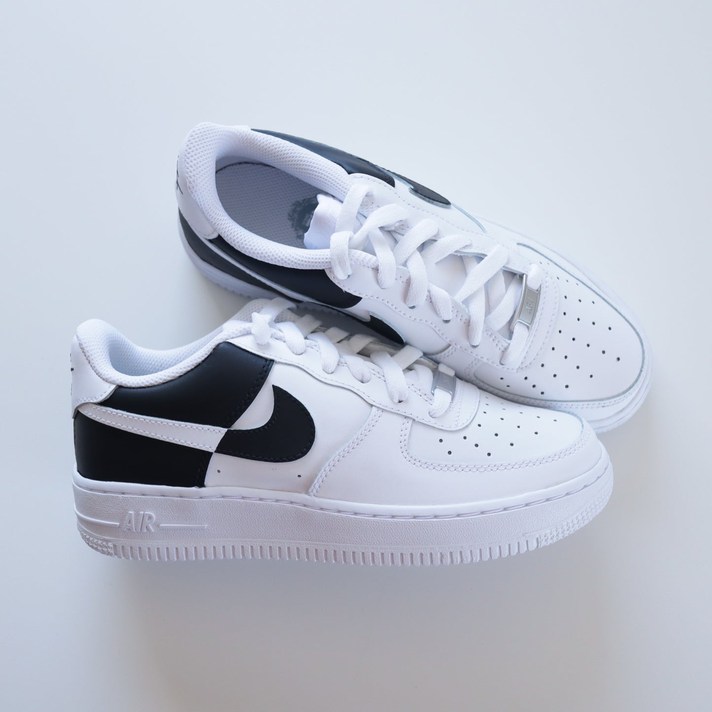 nike air force one custom noir et blanc baskets custom pour femme et sneakers personnalisées pour enfants nike sur mesure