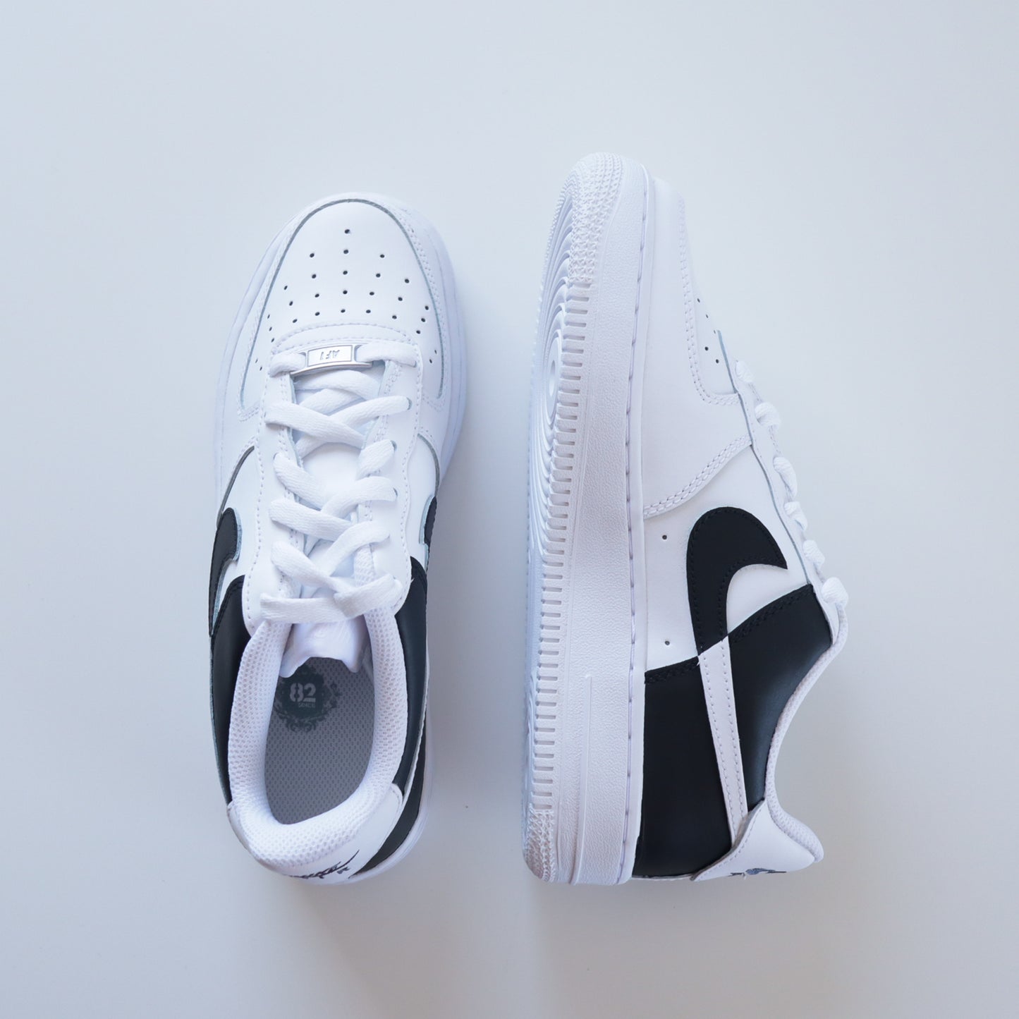 nike air force one custom noir et blanc baskets custom pour femme et sneakers personnalisées pour enfants nike sur mesure