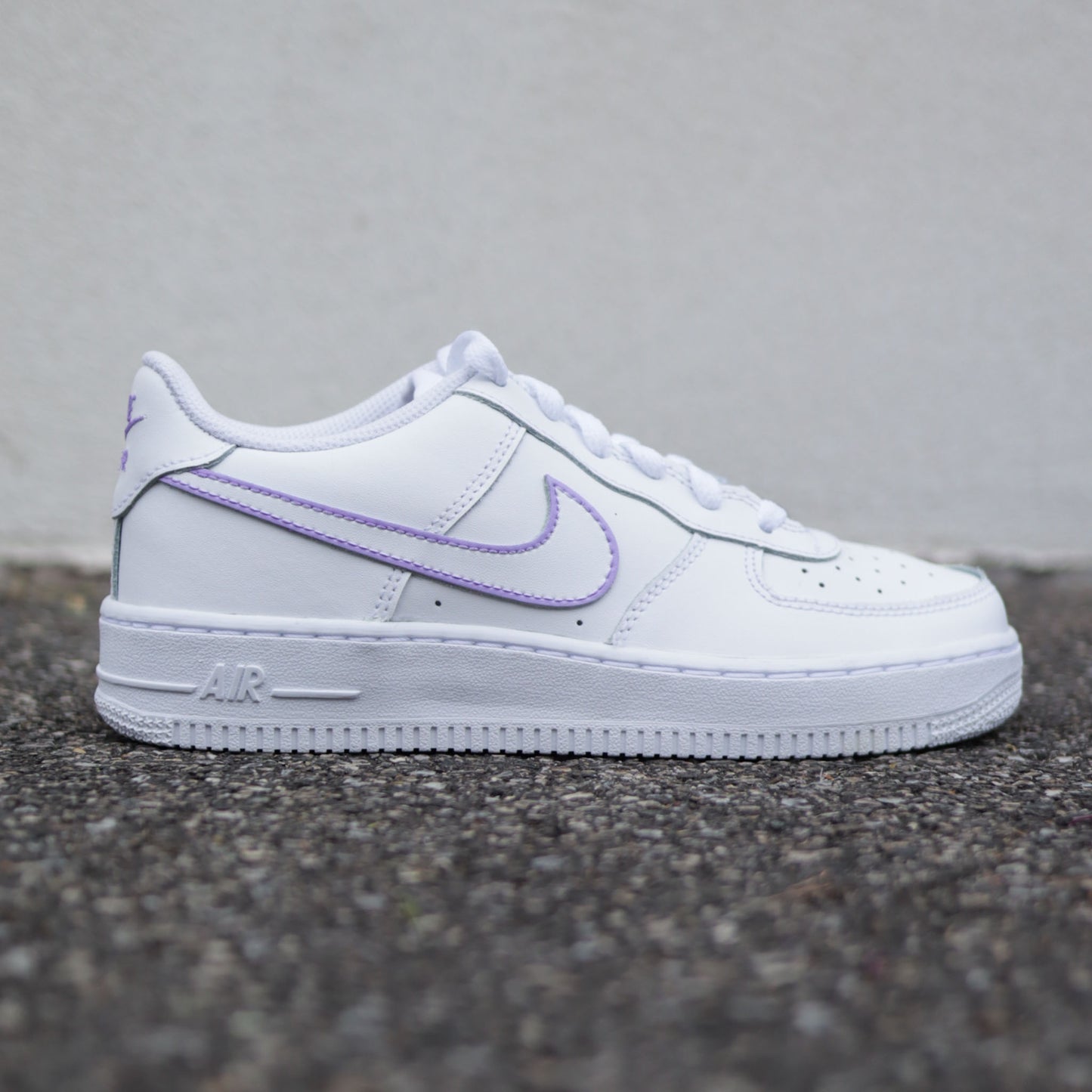 Nike Air Force 1 custom blanche avec Swoosh violet pastel nike pastel pour femme air force custom pas cher baskets custom pas cher