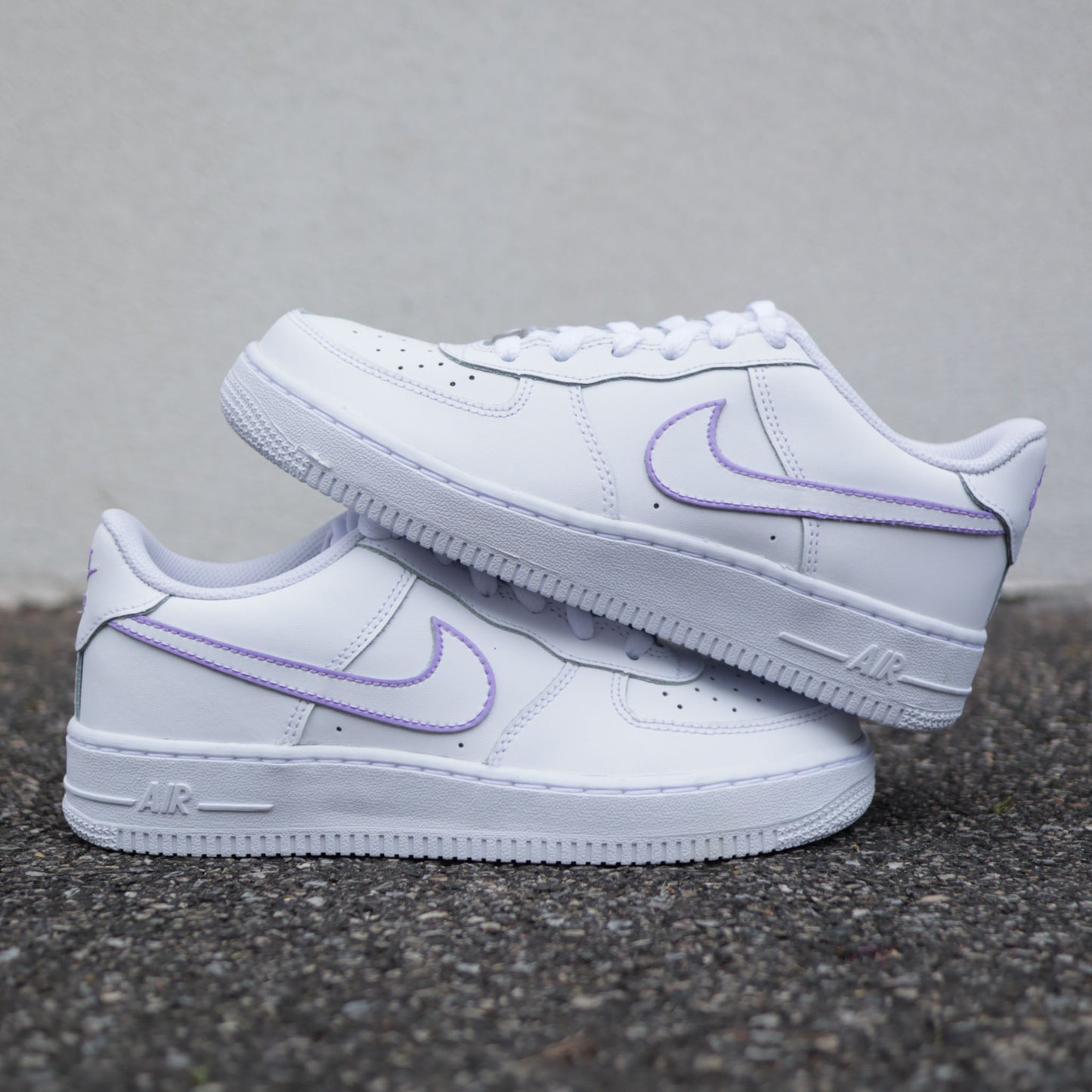 Nike Air Force 1 custom blanche avec Swoosh violet pastel nike pastel pour femme air force custom pas cher baskets custom pas cher