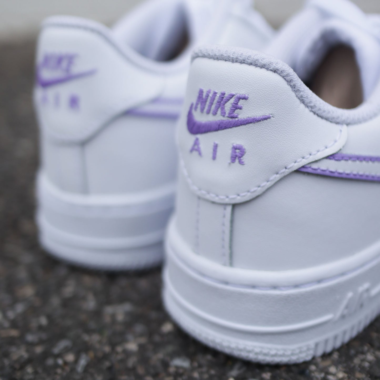 Nike Air Force 1 custom blanche avec Swoosh violet pastel nike pastel pour femme air force custom pas cher baskets custom pas cher