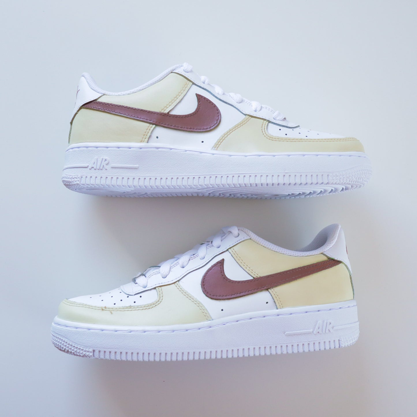 nike air force 1 cappuccino beige et marron baskets custom pour femme sand af1 personnalisable