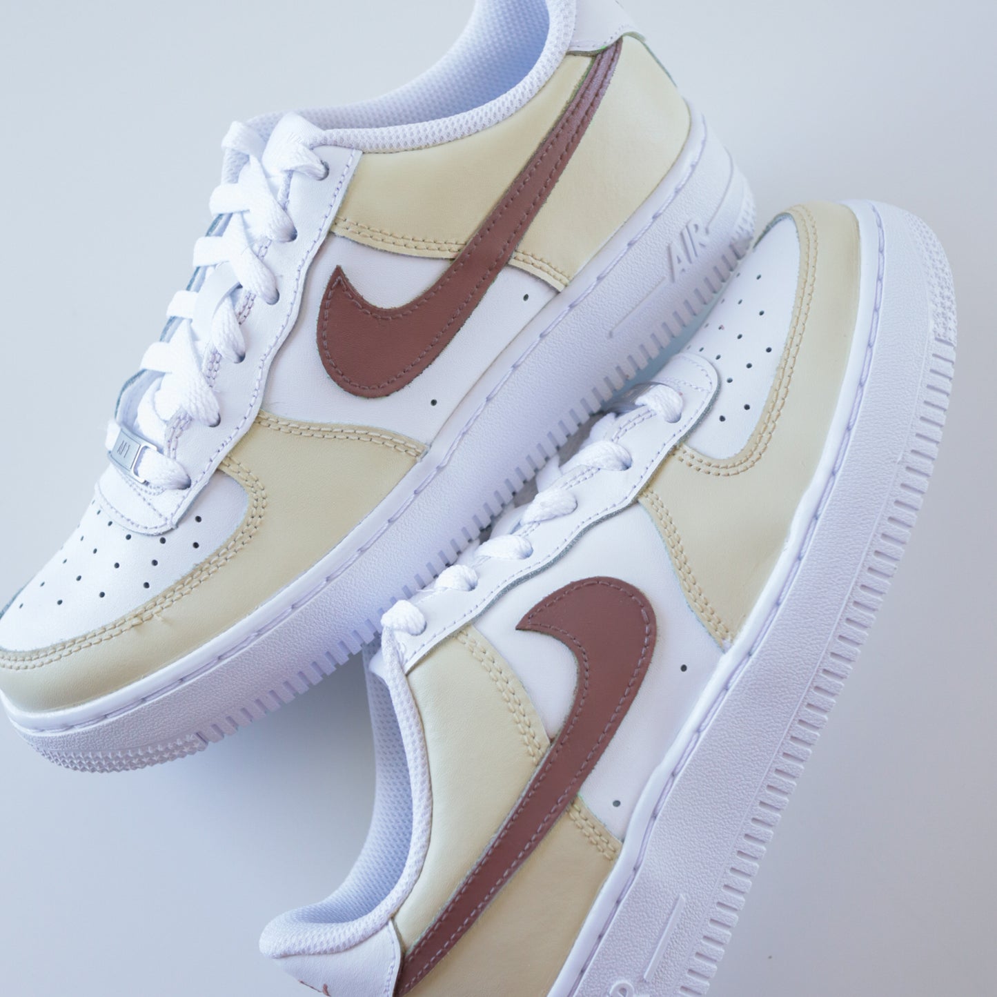nike air force 1 cappuccino beige et marron baskets custom pour femme sand af1 personnalisable