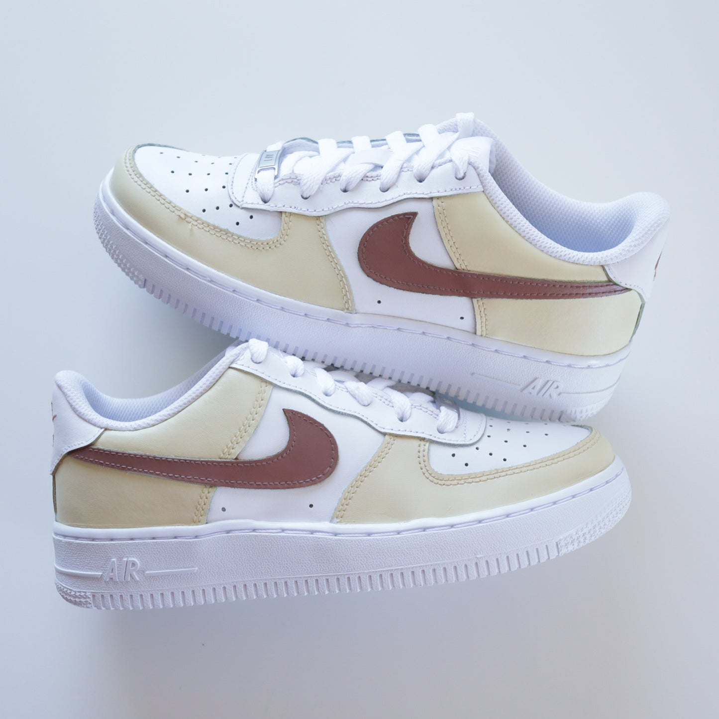 nike air force 1 cappuccino beige et marron baskets custom pour femme sand af1 personnalisable