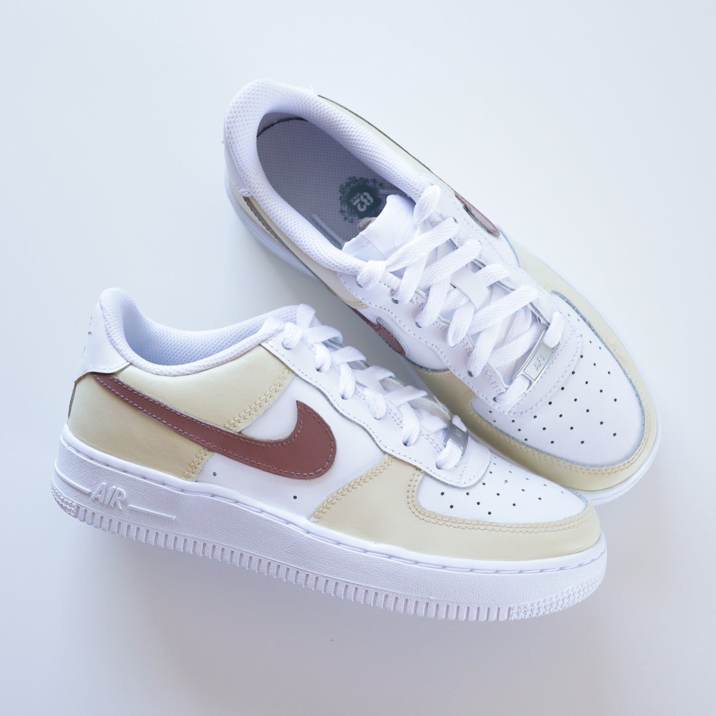 nike air force 1 cappuccino beige et marron baskets custom pour femme sand af1 personnalisable