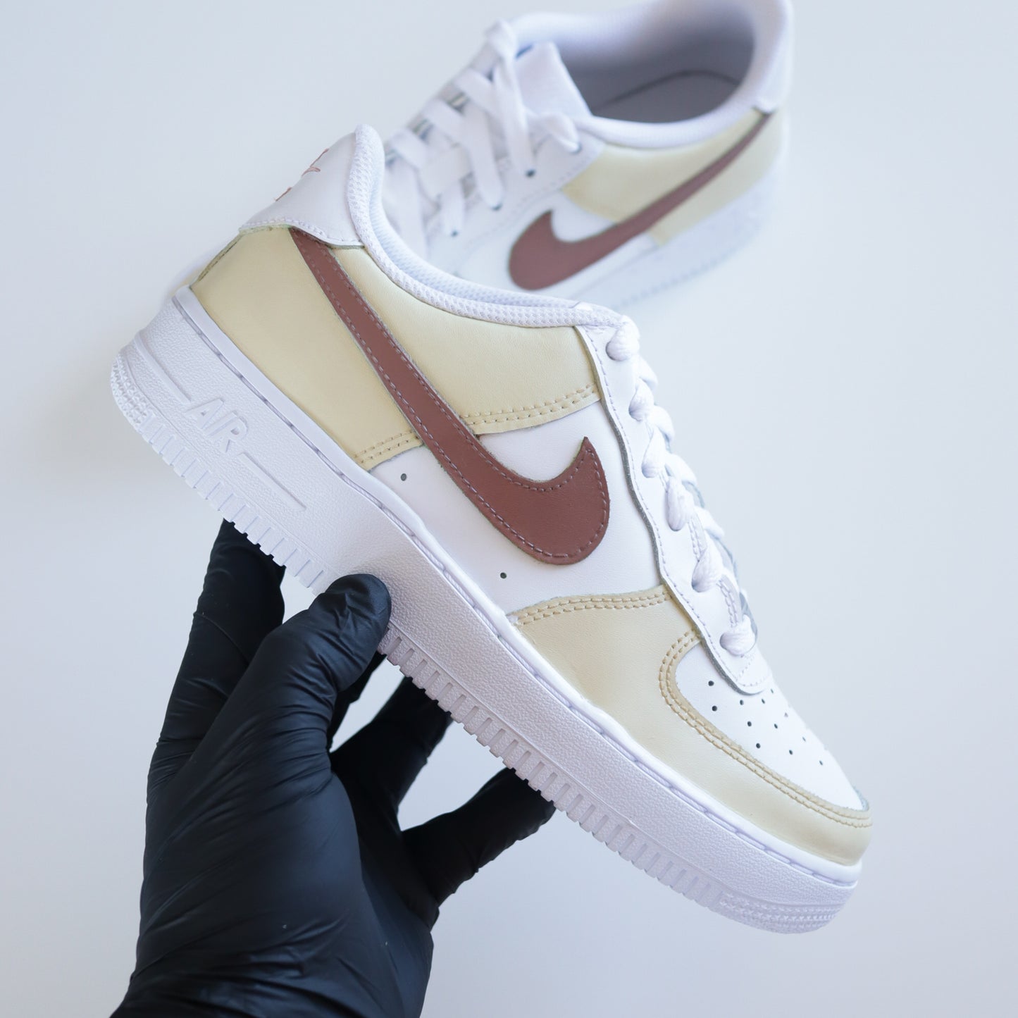 nike air force 1 cappuccino beige et marron baskets custom pour femme sand af1 personnalisable
