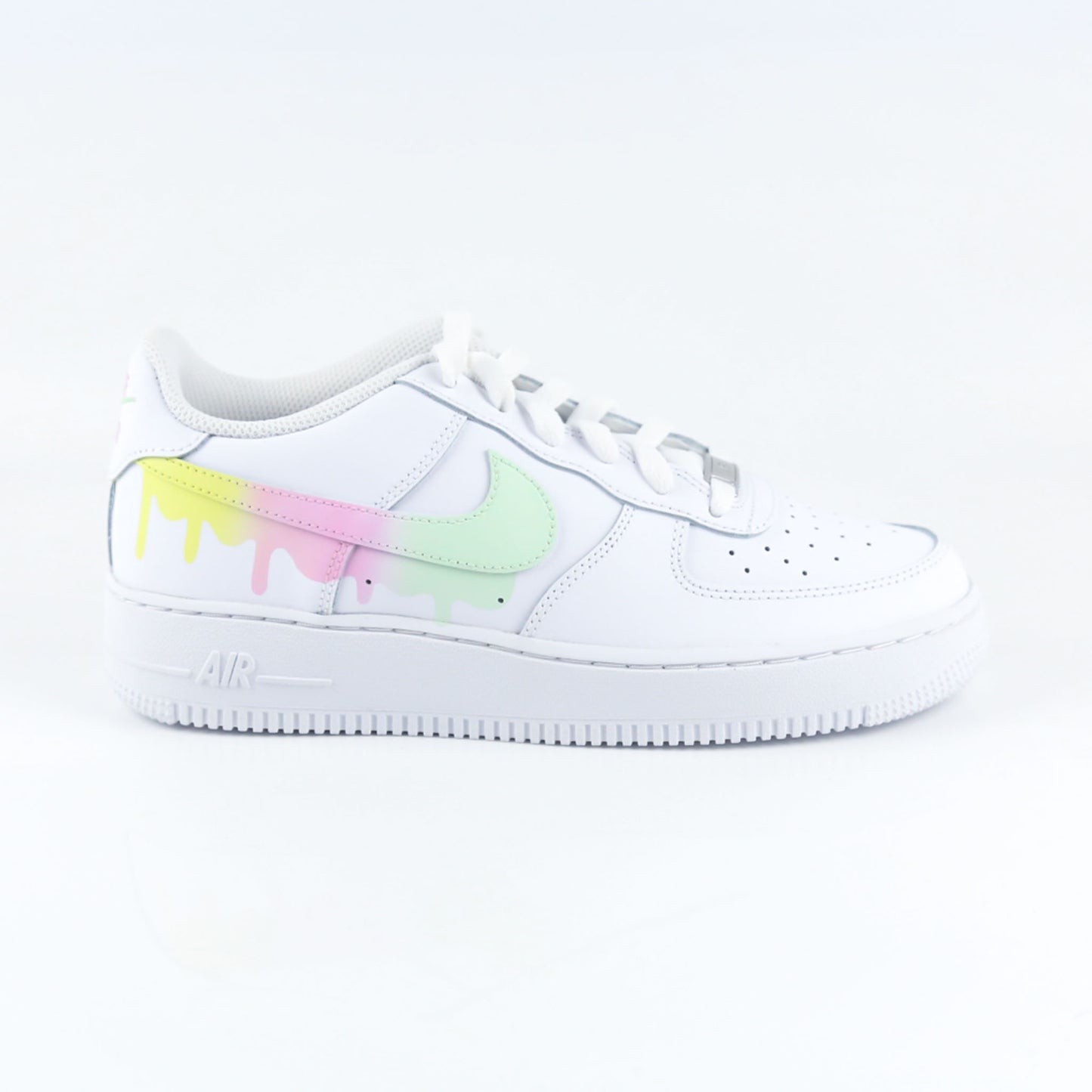 Nike Air Force 1 custom blanche en cuir premium avec Swoosh dégradé pastel jaune rose et vert effet drip dégoulinant, sneakers streetwear unisex peintes à la main au design unique et coloré pour style urbain tendance