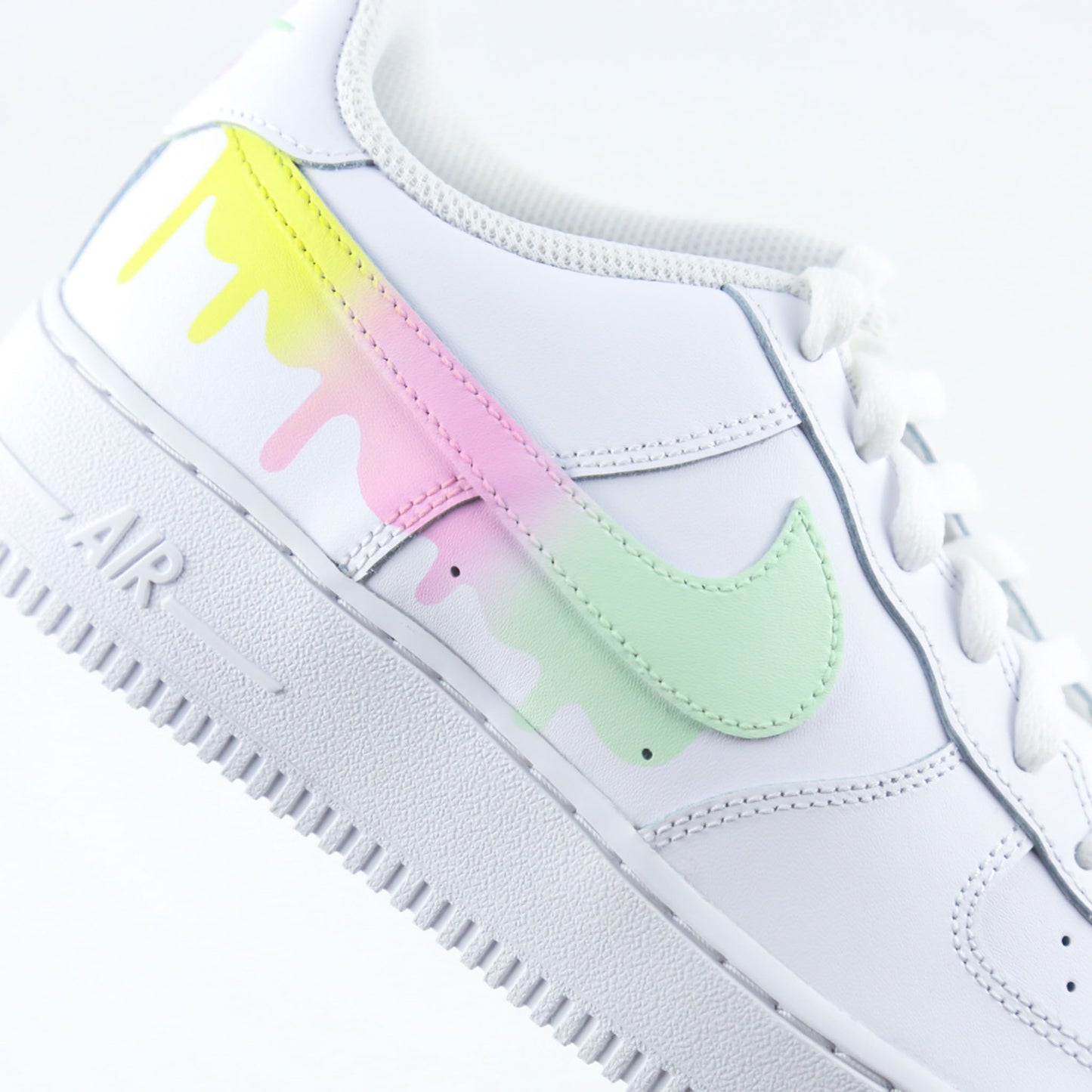 Nike Air Force 1 custom blanche en cuir premium avec Swoosh dégradé pastel jaune rose et vert effet drip dégoulinant, sneakers streetwear unisex peintes à la main au design unique et coloré pour style urbain tendance