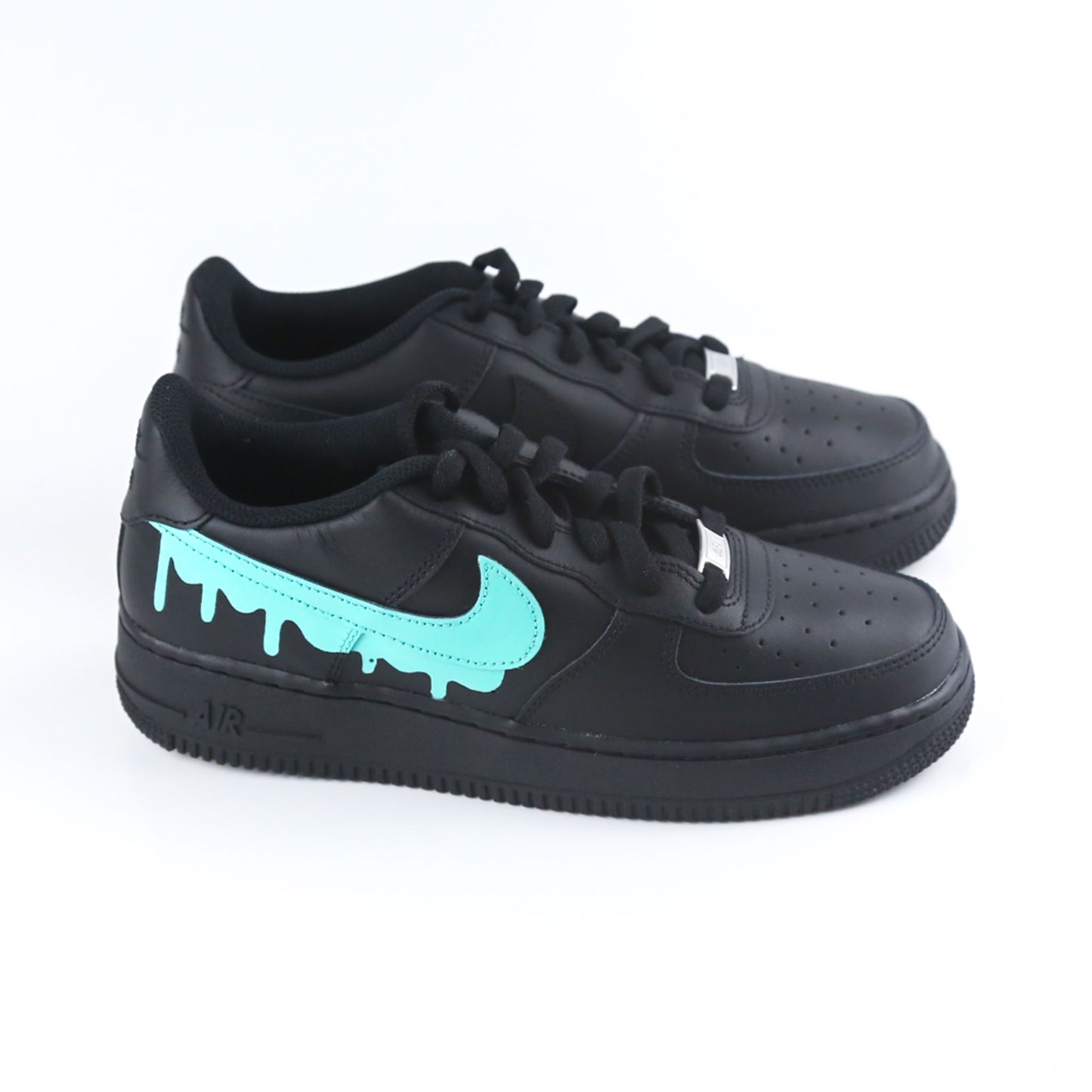 Nike Air Force 1 custom noire peinte à la main avec Swoosh turquoise effet drip dégoulinant, sneakers streetwear unisex en cuir premium, chaussures personnalisées au design exclusif et original pour style urbain tendance