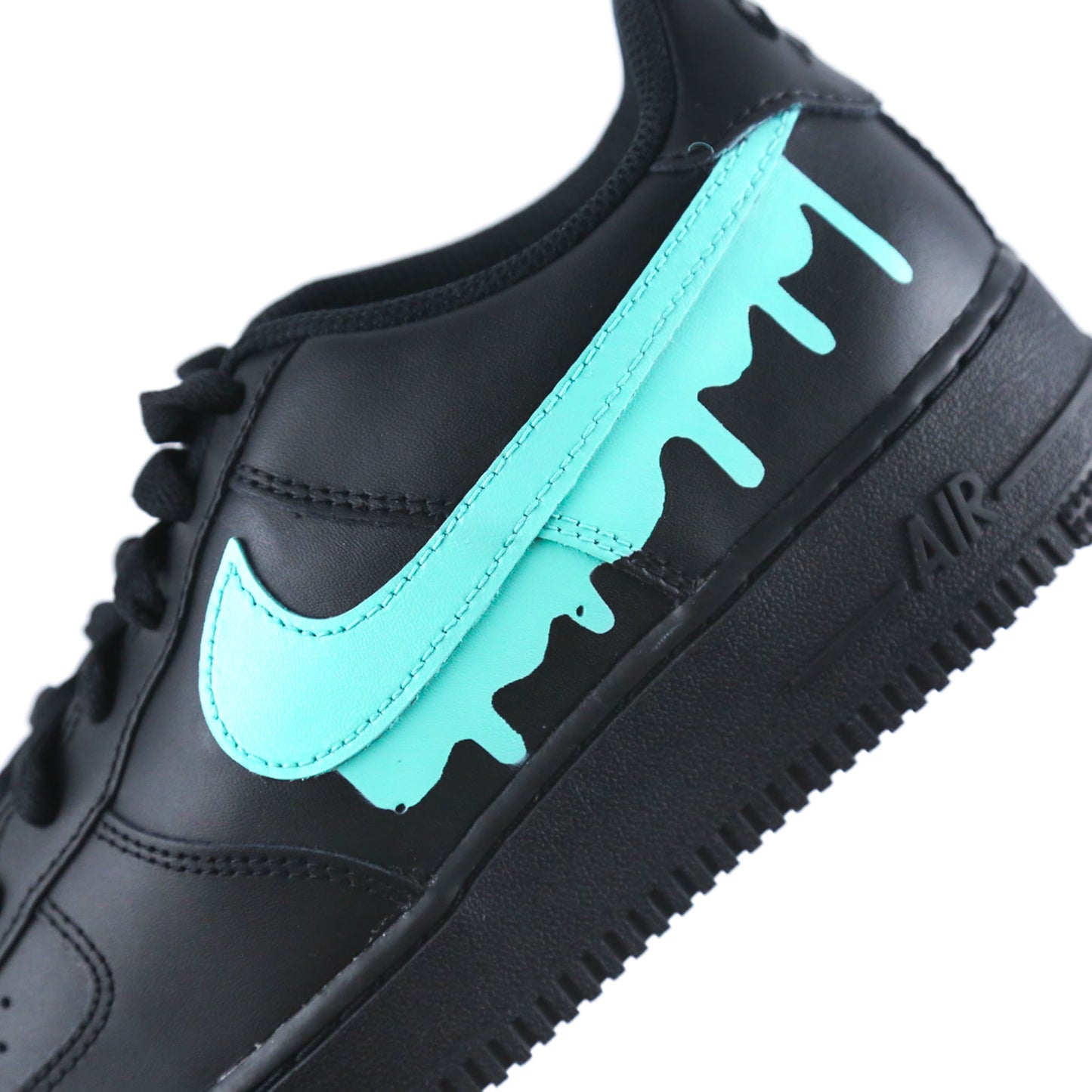 Nike Air Force 1 custom noire peinte à la main avec Swoosh turquoise effet drip dégoulinant, sneakers streetwear unisex en cuir premium, chaussures personnalisées au design exclusif et original pour style urbain tendance