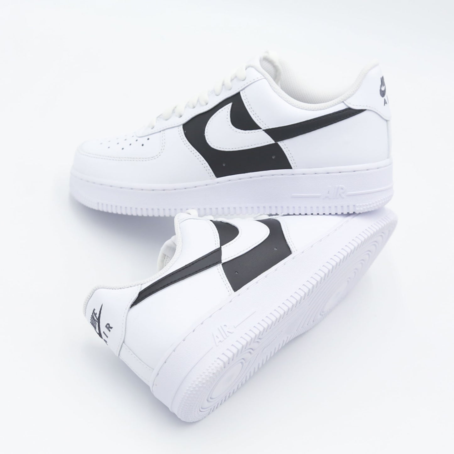 nike air force 1 custom noir et blanc bicolore sneakers streetwear minimaliste baskets personnalisées unisexe