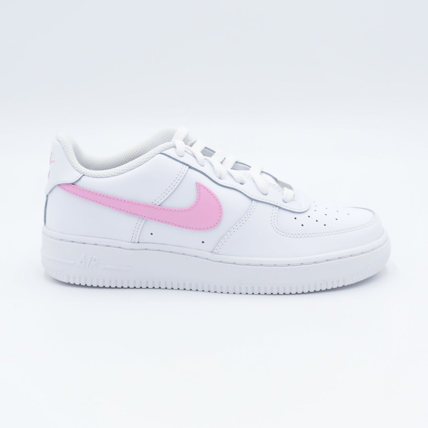 nike air force 1 custom femme swoosh rose bonbon cuir blanc baskets personnalisées girly streetwear coloré