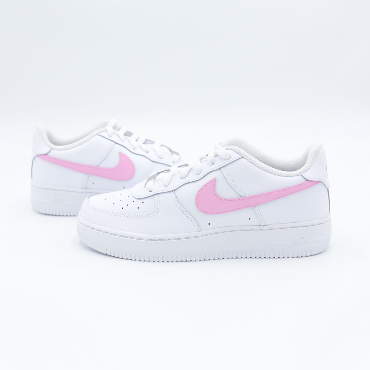 nike air force 1 custom femme swoosh rose bonbon cuir blanc baskets personnalisées girly streetwear coloré