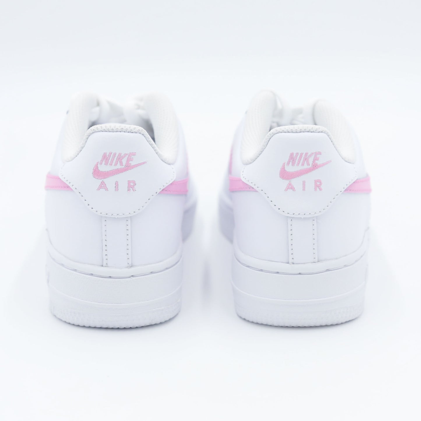 nike air force 1 custom femme swoosh rose bonbon cuir blanc baskets personnalisées girly streetwear coloré