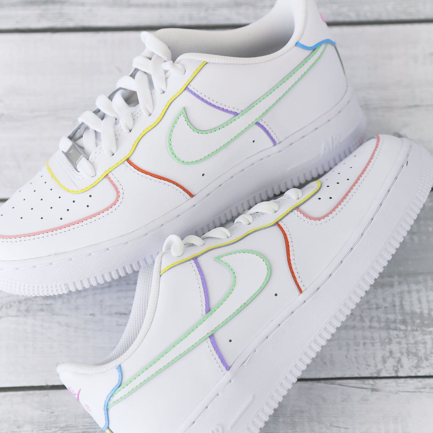 nike air force 1 custom rainbow outline sneakers custom pastel pour femme, nike personnalisable rose et lila af1 custom femme