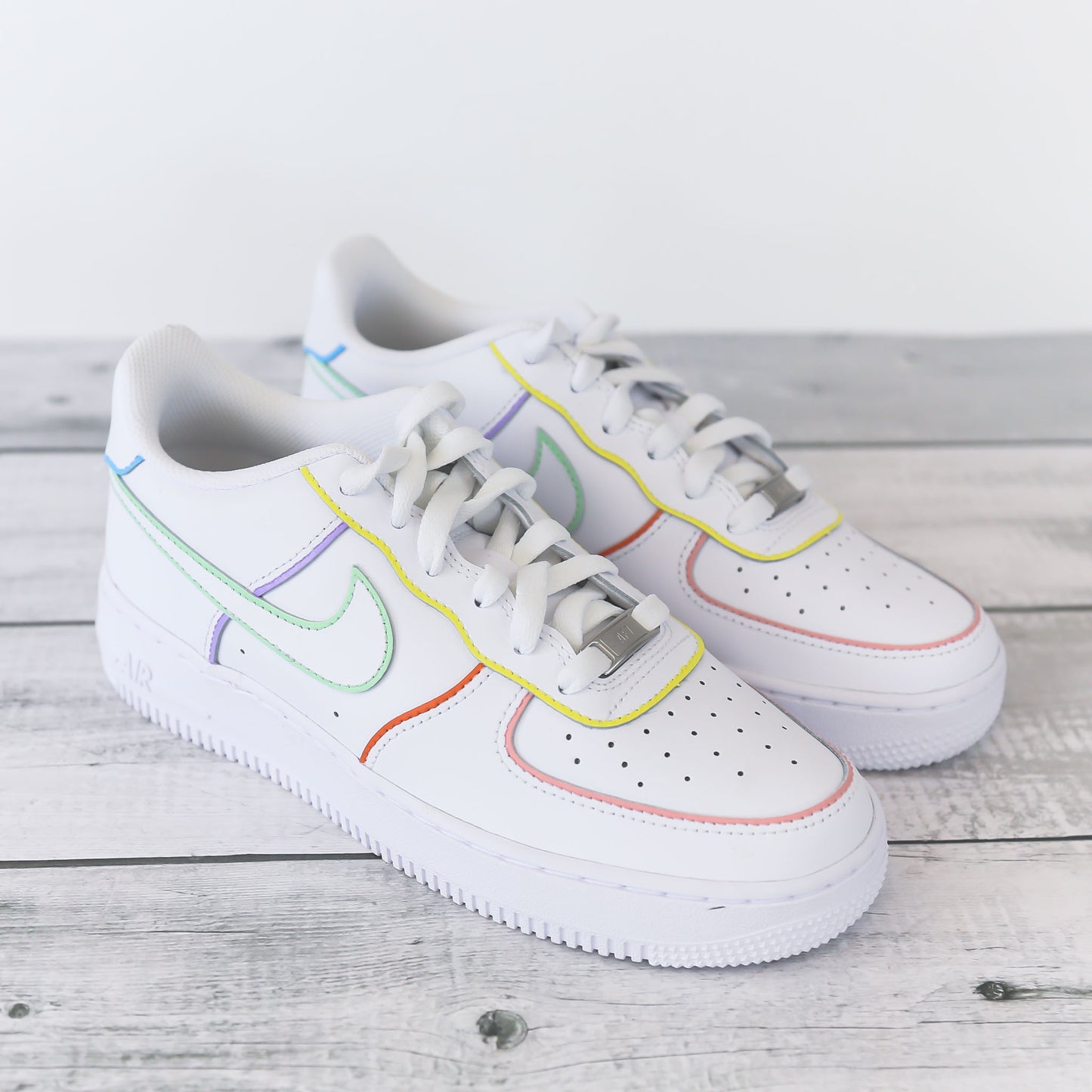 nike air force 1 custom rainbow outline sneakers custom pastel pour femme, nike personnalisable rose et lila af1 custom femme