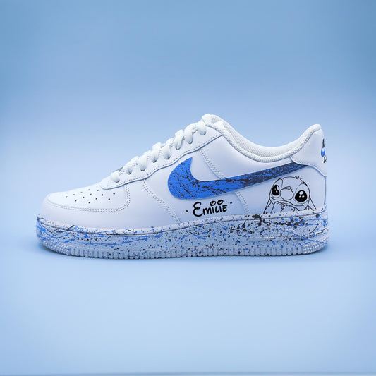 Air Force 1 custom Disney Stitch : baskets personnalisées avec swoosh turquoise. Pour femmes et enfants, style unique et fun. Sneakers personnalisées Nike