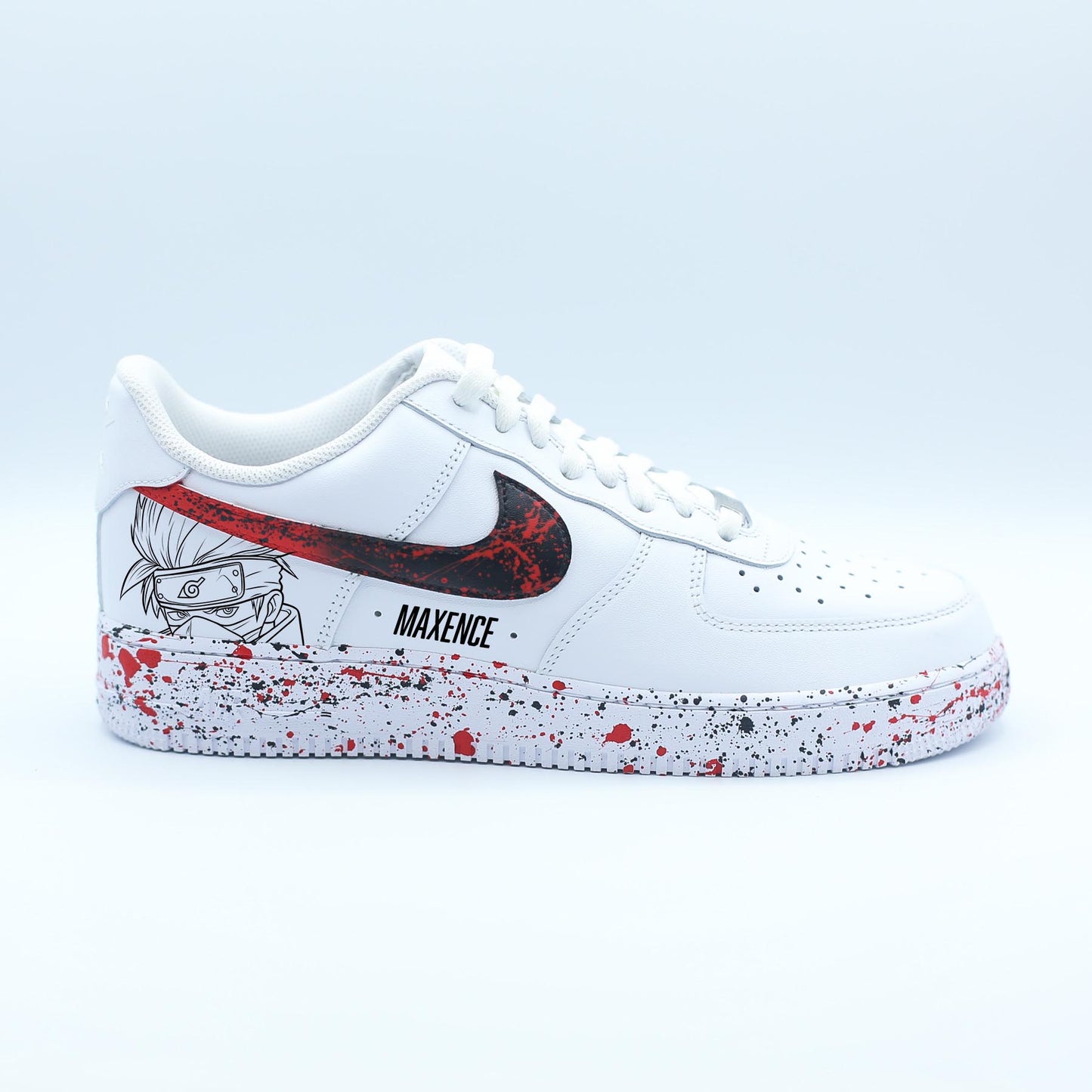 Air Force 1 "Ninja Spirit" : baskets custom Naruto avec Kakashi, éclaboussures rouge et noire, swoosh dégradé. Sneakers manga et streetwear pour homme.