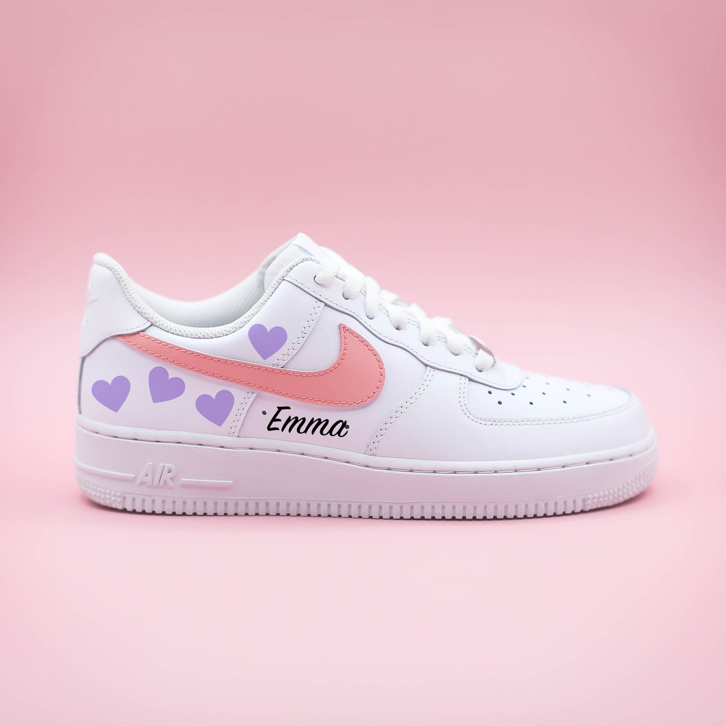 Nike Air Force 1 custom pastel coeurs lila et swoosh rose, sneakers femme personnalisables avec prénom, baskets personnalisées pour fille, idée cadeau tendance, top cadeau anniversaire pour fille