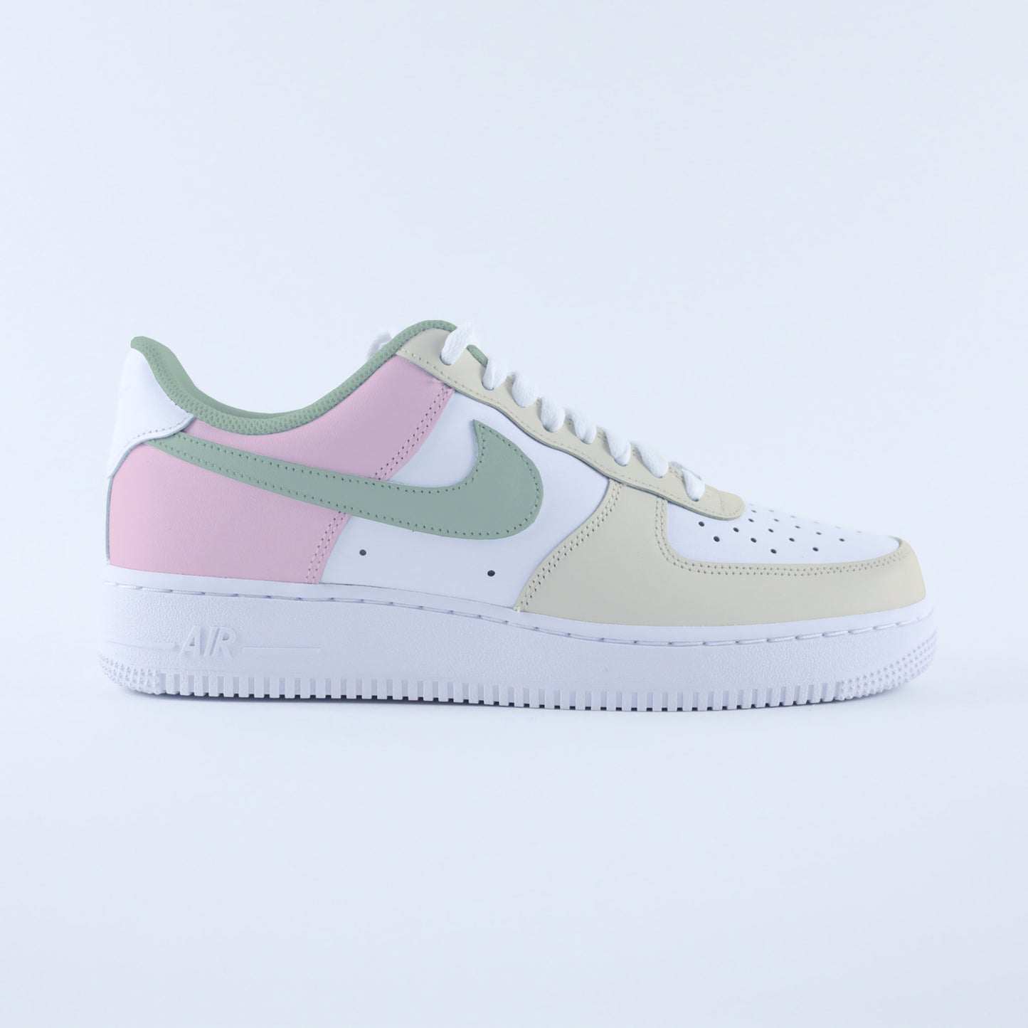 air force one custom vert sauge, nike sage green pour femme, baskets personnalisées beige et rose, AF1 personnalisable, sneakers tendance 2025, baskets nike été couleurs douces